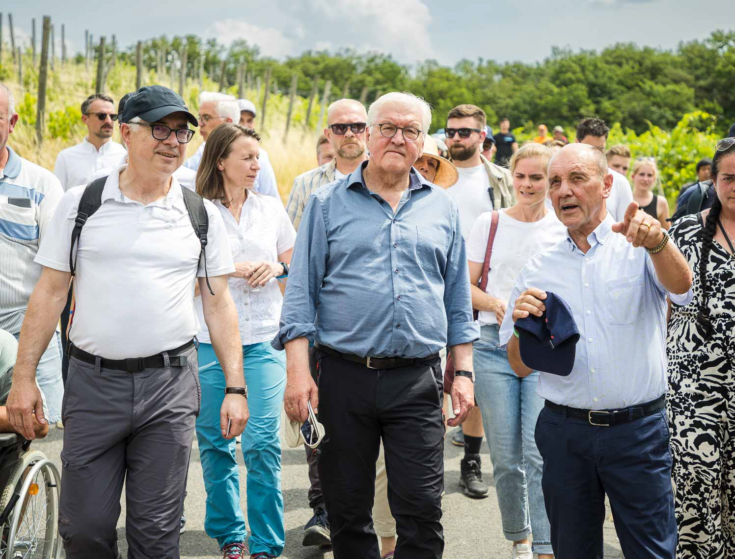 Zum zweiten Jahrestag der Flutkatastrophe besuchte Bundespräsident Frank-Walter Steinmeier (67, mitte).