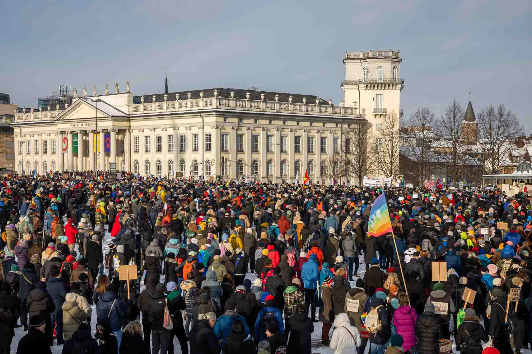 Rund 15.000 Menschen versammelten sich vor dem Staatstheater am Friedrichsplatz zu einer Kundgebung gegen Rechtsextremismus und die AfD. Die vom Bündnis “Kassel steht zusammen” organisierte Demonstration übertraf die ursprünglich angemeldeten 1.000 Teilnehmer um das 15-fache. Oberbürgermeister Sven Schoeller (Grüne) betonte in seiner Rede die Bedeutung der Demokratie und der Unantastbarkeit der Menschenwürde. Die friedliche Demonstration war Teil der bundesweiten Protestwelle gegen die durch die Correctiv-Recherche bekannt gewordenen Deportationspläne von Rechtsextremen. 20. Januar 2024, Kassel / Hessen / Deutschland