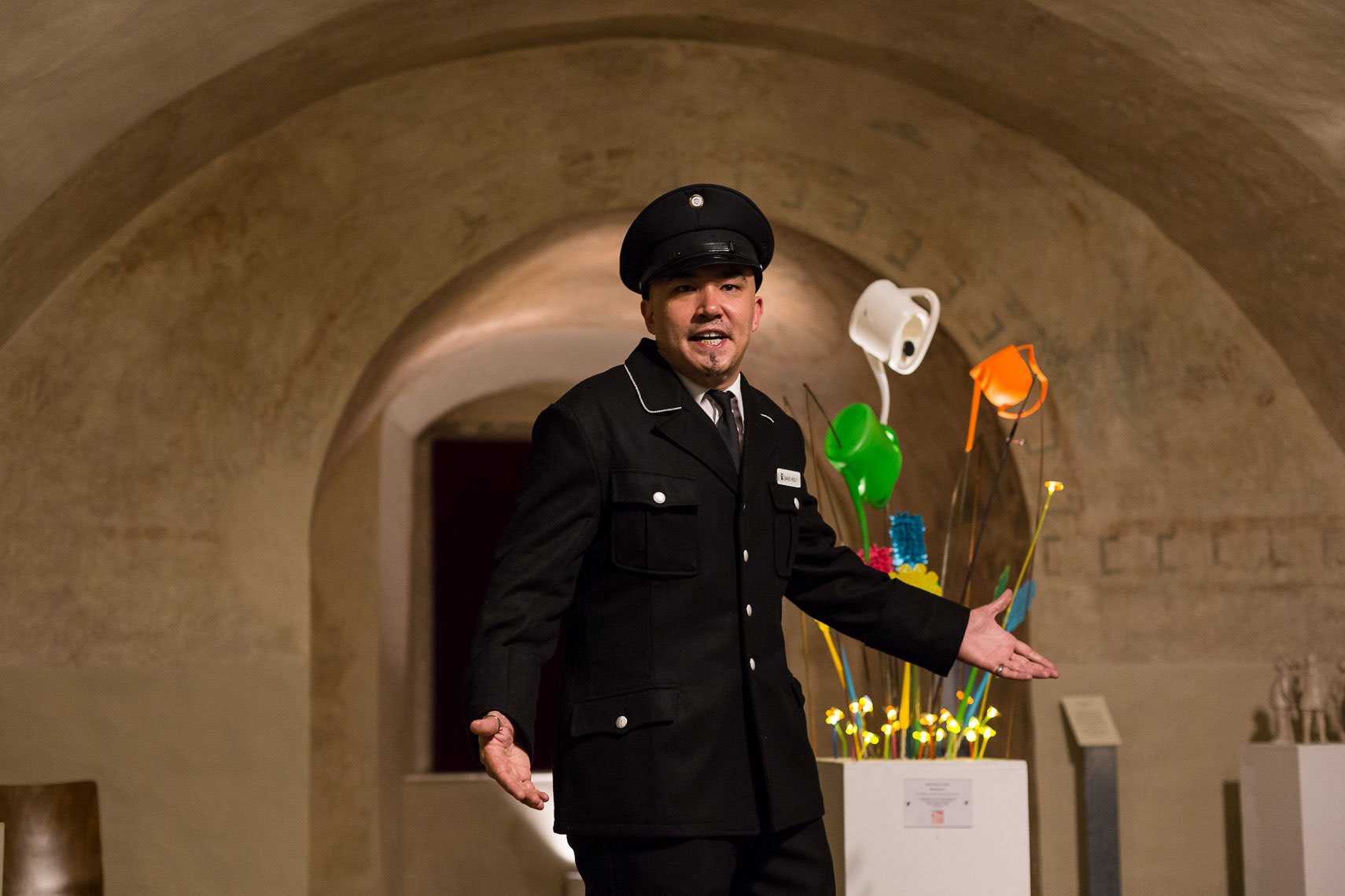 Andrés Mendez als Museumswärter Dave Holy in "Nipplejesus", dem Rahmenprogramm in der Kapelle in der Galerie im Stift während der 69. Bad Hersfelder Festspiele am 25. Juli 2019 in Bad Hersfeld / Hessen / Deutschland