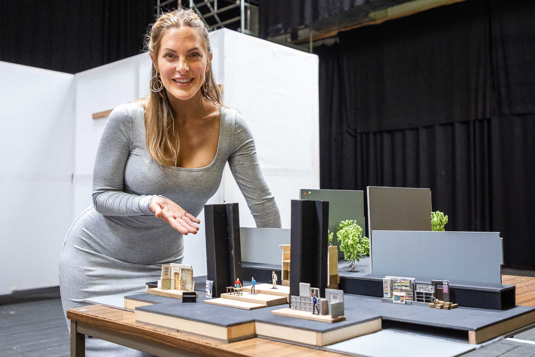 Sandy Mölling (Gabriella) mit dem Modell der Bühne während des Probenbeginns zu "Wie im Himmel" bei den 73. Bad Hersfelder Festspiele am 18. Juni 204 in der Probenhalle Bad Hersfeld / Hessen / Deutschland