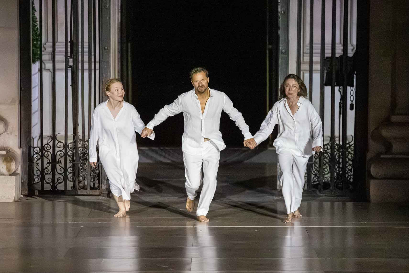 Juliette Larat (Glaube) mit Philipp Hochmair (Jedermann) und Kathleen Morgeneyer (Werke) während der Generalprobe zu "Jedermann - Das Spiel vom Sterben des Reichen Mannes" nach Hugo von Hofmannsthal (1874 - 1929) bei den Salzburger Festpielen am 15. Juli 2025 auf dem Domplatz Salzburg / Land Salzburg / Österreich