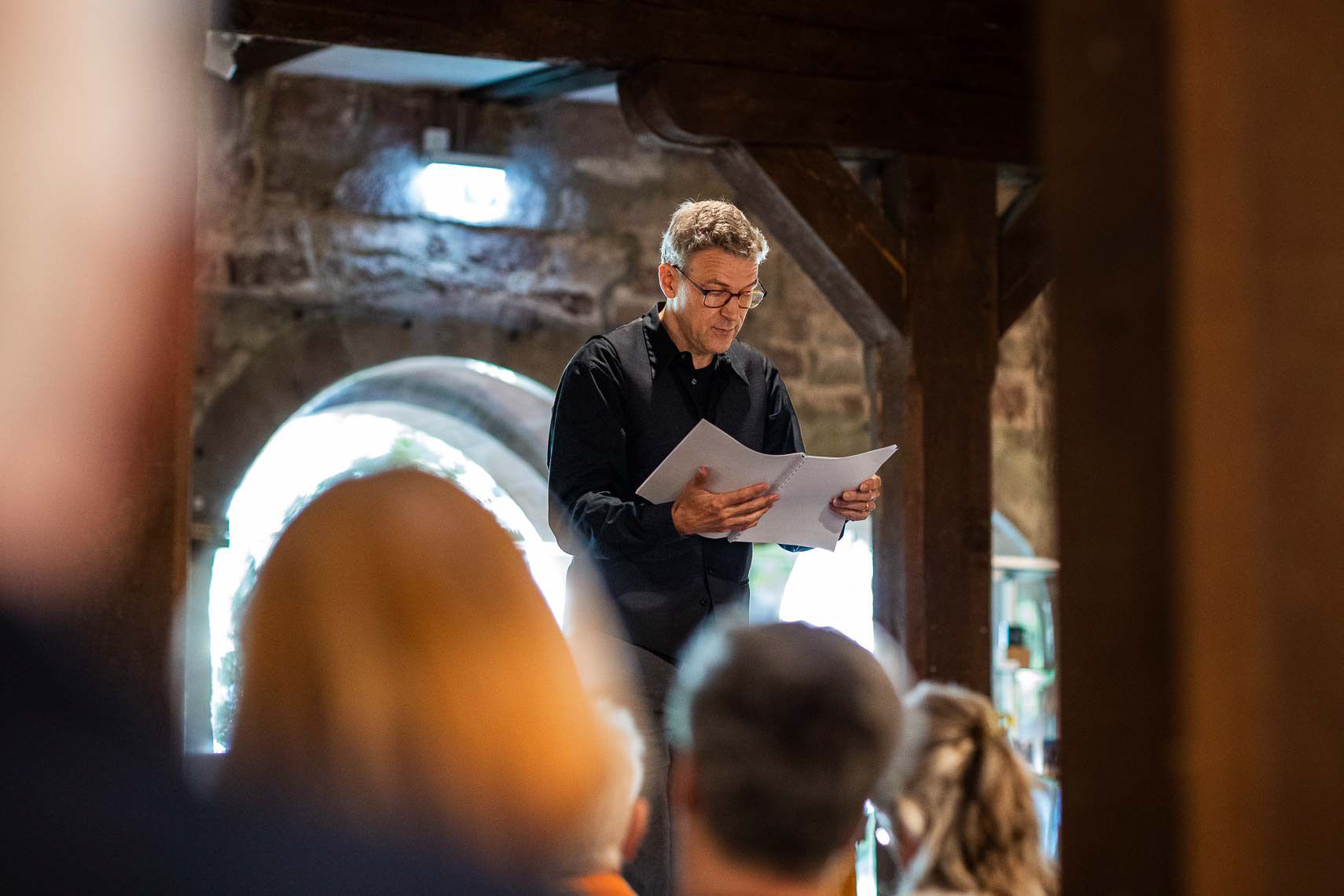 Alexander Netschajew während der literarisch-musikalischen Matinee „Die Freiheit hat man satt am End`“ zum Ende der Ende der nationalsozialistischen Gewaltherrschaft in Deutschland im Kapitelsaal des Museums im Stiftsbezirk, aufgenommen am 10. August 2025 in Bad Hersfeld / Hessen / Deutschland
