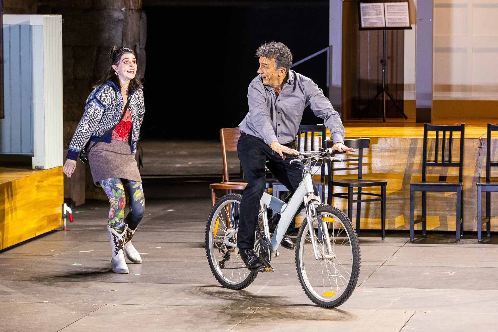 Helena Charlotte Sigal (Lena) mit Henry Arnold (Daniel Daréus) während der Medienprobe zu "Wie im Himmel" bei den 73. Bad Herfsleder Festspiele am 25. Juli 204 in der Stiftsruine Bad Hersfeld / Hessen / Deutschland