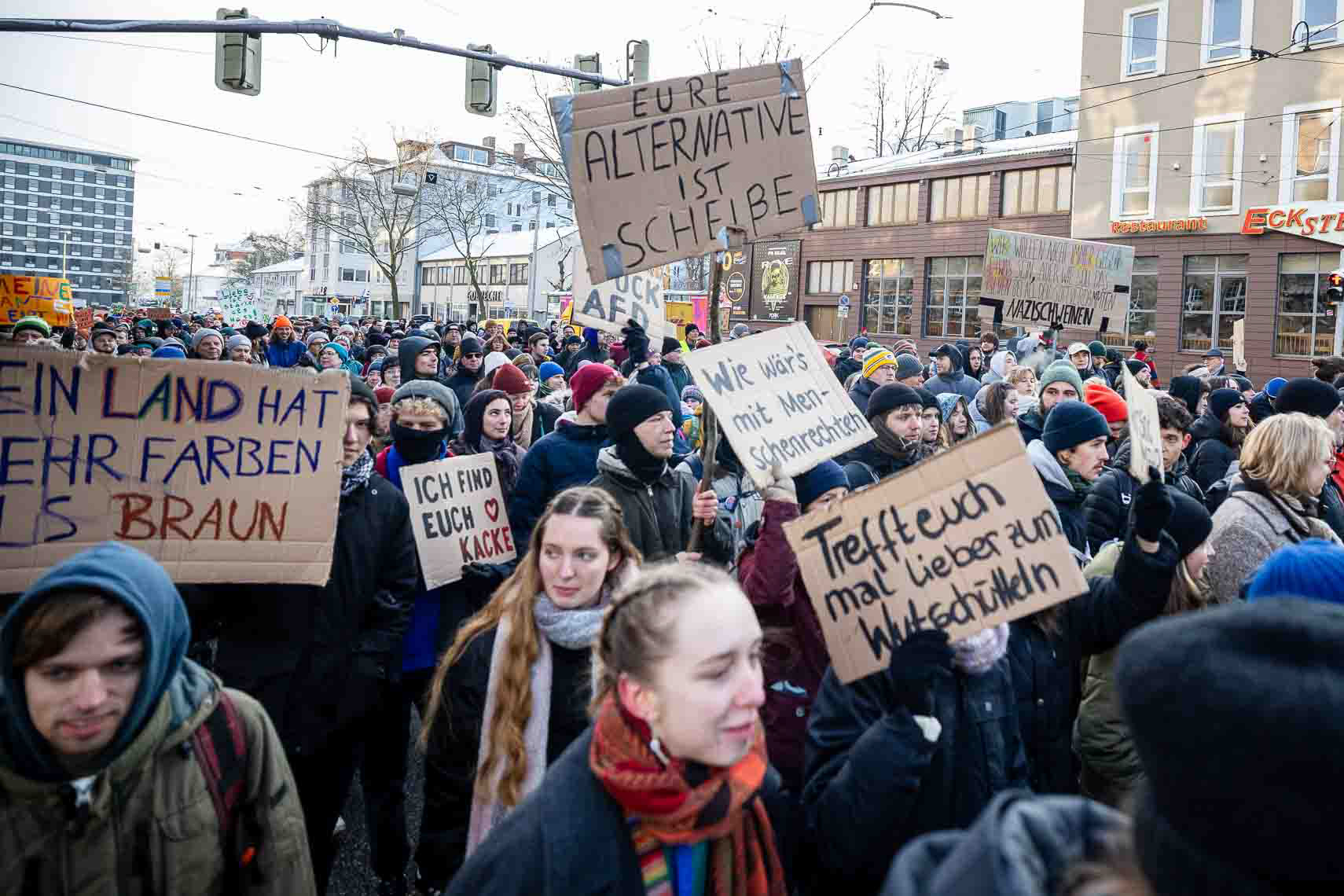 Rund 15.000 Menschen versammelten sich vor dem Staatstheater am Friedrichsplatz zu einer Kundgebung gegen Rechtsextremismus und die AfD. Die vom Bündnis “Kassel steht zusammen” organisierte Demonstration übertraf die ursprünglich angemeldeten 1.000 Teilnehmer um das 15-fache. Oberbürgermeister Sven Schoeller (Grüne) betonte in seiner Rede die Bedeutung der Demokratie und der Unantastbarkeit der Menschenwürde. Die friedliche Demonstration war Teil der bundesweiten Protestwelle gegen die durch die Correctiv-Recherche bekannt gewordenen Deportationspläne von Rechtsextremen. 20. Januar 2024, Kassel / Hessen / Deutschland