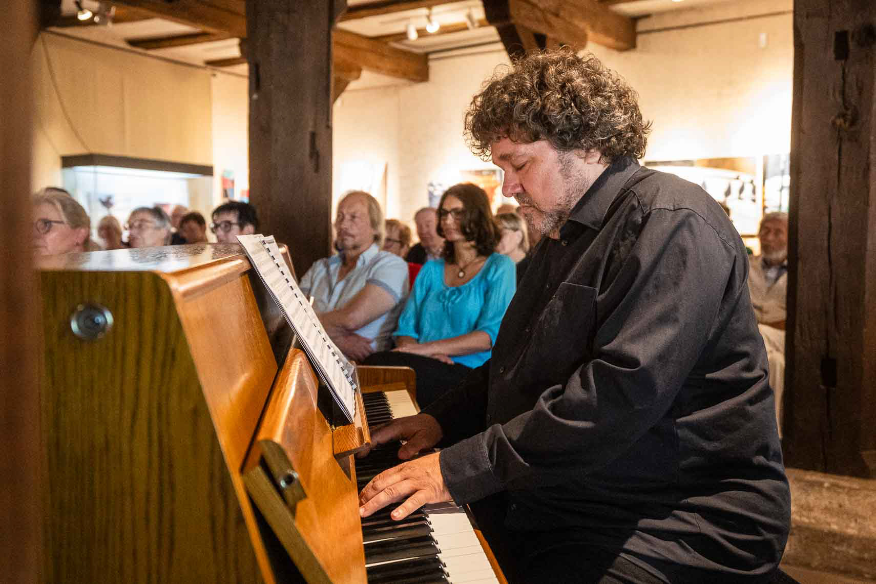 Joern Hinkel (Intendant) während der literarisch-musikalischen Matinee „Die Freiheit hat man satt am End`“ zum Ende der Ende der nationalsozialistischen Gewaltherrschaft in Deutschland im Kapitelsaal des Museums im Stiftsbezirk, aufgenommen am 10. August 2025 in Bad Hersfeld (Hessen).