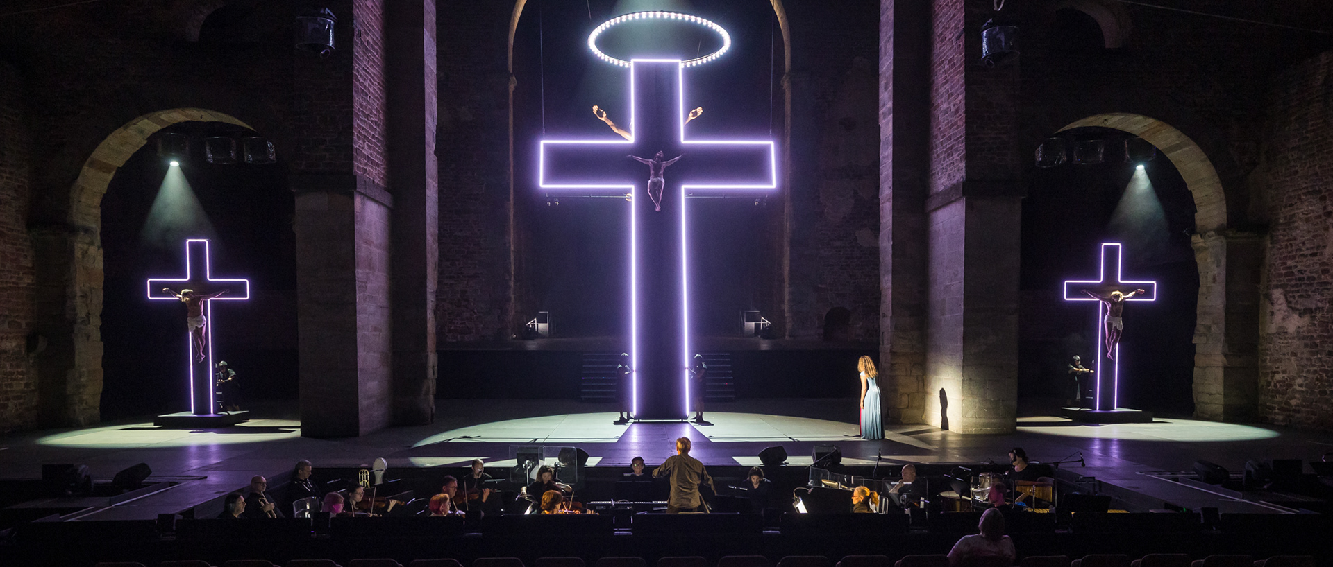 Andreas Bongard (Jesus von Nazareth) gekreuzigt, davor Sidonie Smith (Maria Magdalena) während der Medienprobe zum Musical „Jesus Christ Superstar” bei den 72. Bad Hersfelder Festspielen am 29. Juni 2023 in der Stiftsruine Bad Hersfeld / Hessen / Deutschland