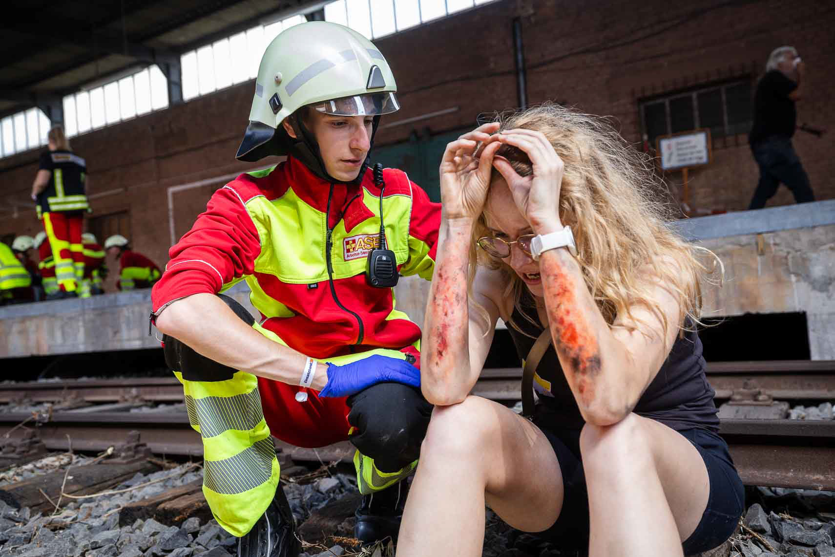 Im Rahmen der ASB-Bundesgroßübung wurde am Hauptbahnhof Kassel ein schwerer Bahnunfall mit zahlreichen Verletzten simuliert. Einsatzkräfte von ASB und anderen Hilfsorganisationen koordinierten die Evakuierung, Erstversorgung und den Abtransport der Betroffenen. Ziel der Übung war die Verbesserung der Zusammenarbeit und Transportlogistik bei einem Massenanfall von Verletzten. 27. Juni 2025, Kassel / Hessen / Deutschland