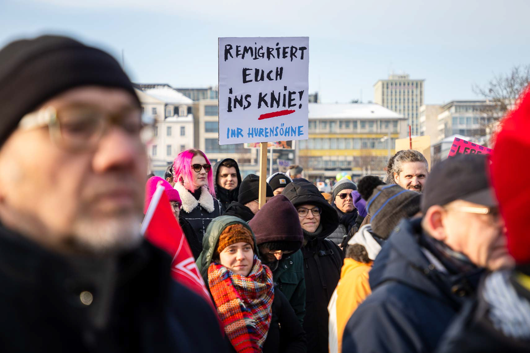Rund 15.000 Menschen versammelten sich vor dem Staatstheater am Friedrichsplatz zu einer Kundgebung gegen Rechtsextremismus und die AfD. Die vom Bündnis “Kassel steht zusammen” organisierte Demonstration übertraf die ursprünglich angemeldeten 1.000 Teilnehmer um das 15-fache. Oberbürgermeister Sven Schoeller (Grüne) betonte in seiner Rede die Bedeutung der Demokratie und der Unantastbarkeit der Menschenwürde. Die friedliche Demonstration war Teil der bundesweiten Protestwelle gegen die durch die Correctiv-Recherche bekannt gewordenen Deportationspläne von Rechtsextremen. 20. Januar 2024, Kassel / Hessen / Deutschland