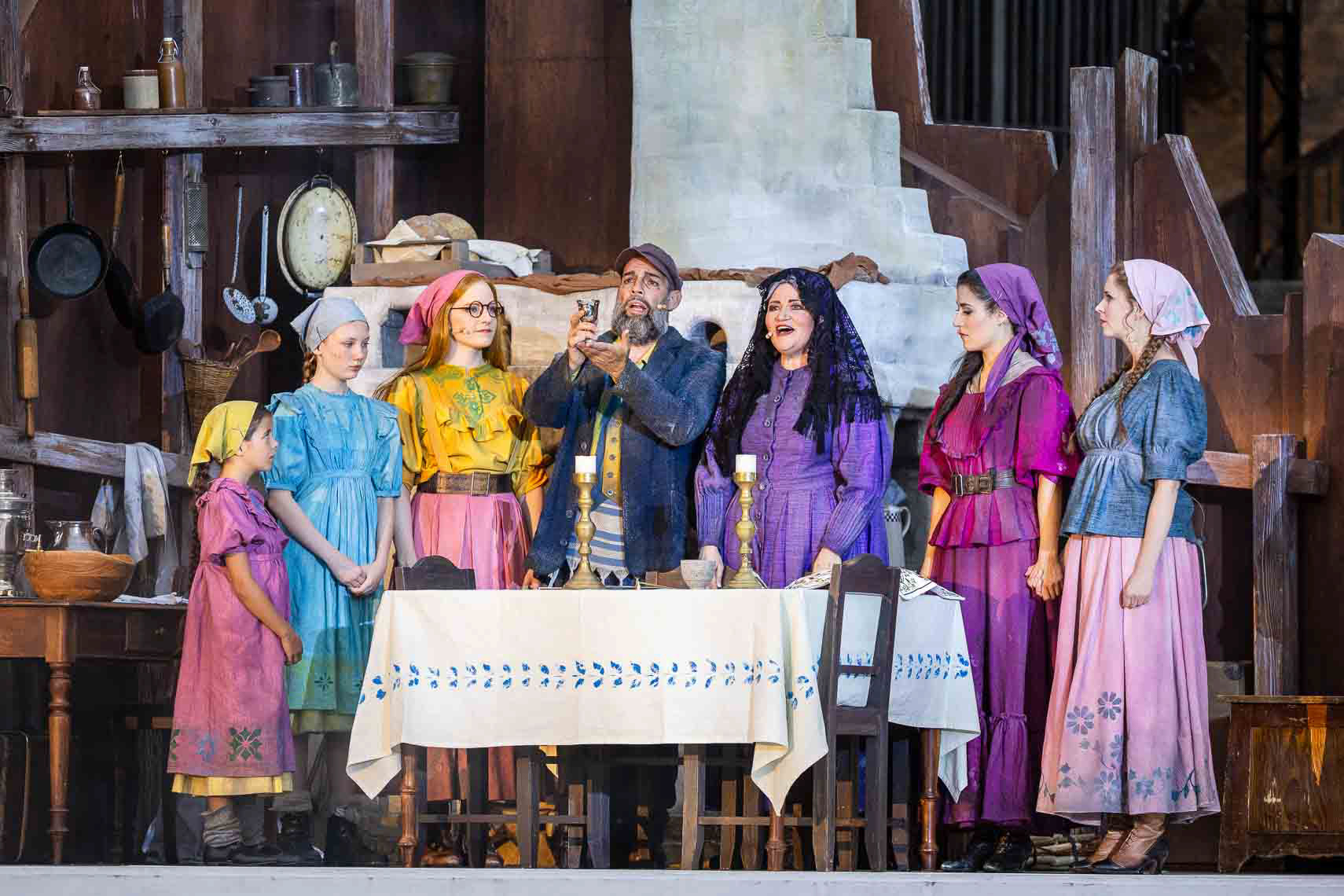 Frida Balthage (Bielke), Liselotte Besel (Sprintze), Gioia Heid (Chava), Kammersänger Máté Sólyom Nagy (Tevje, ein Milchmann), Brigitte Oelke (Golde, Tevje seine Frau), Hannah Miele (Hodel) und Daniela Gerstenmeyer (Zeitel) während der Generalprobe zu "Anatevka (Fiddler on the Roof)" bei den Domstufen-Festspielen des Theater Erfurt am 31. Juli 2024 in Erfurt / Thüringen / Deutschland