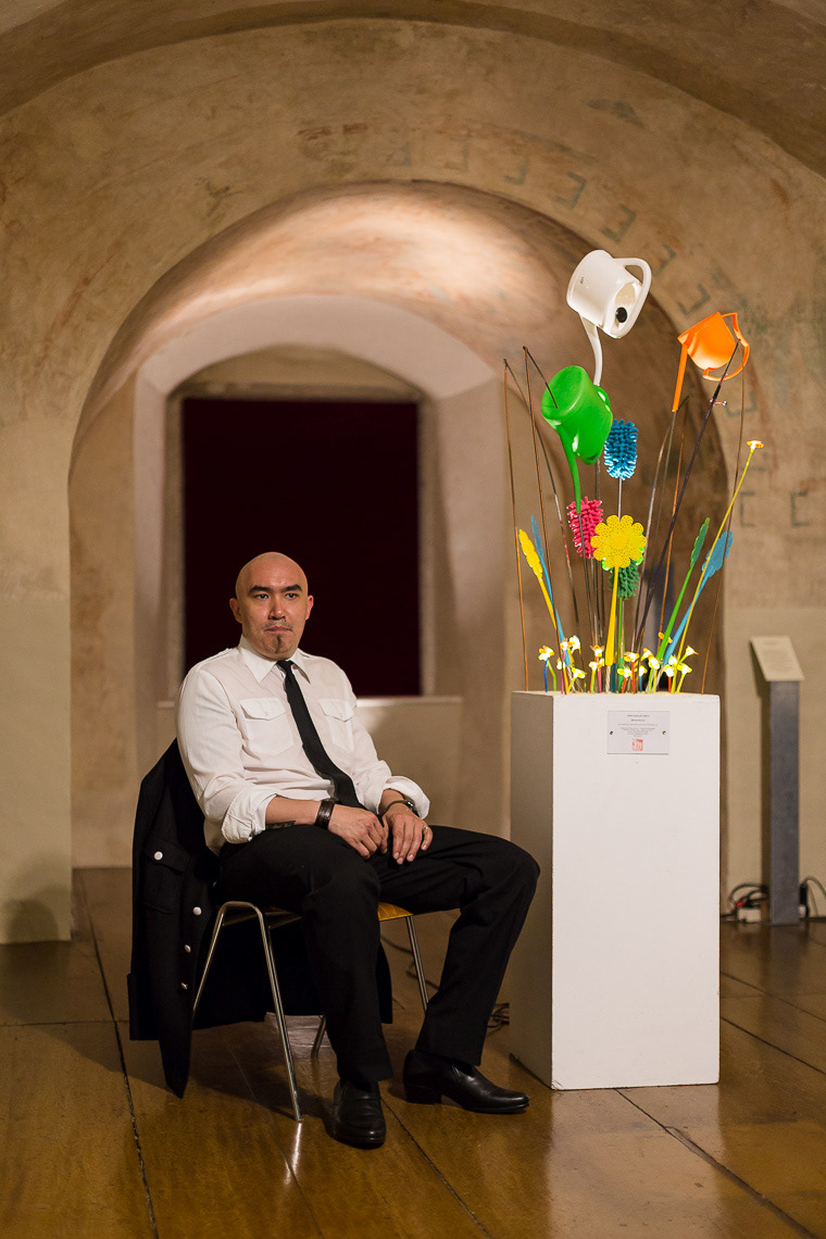 Andrés Mendez als Museumswärter Dave Holy in "Nipplejesus", dem Rahmenprogramm in der Kapelle in der Galerie im Stift während der 69. Bad Hersfelder Festspiele am 25. Juli 2019 in Bad Hersfeld / Hessen / Deutschland