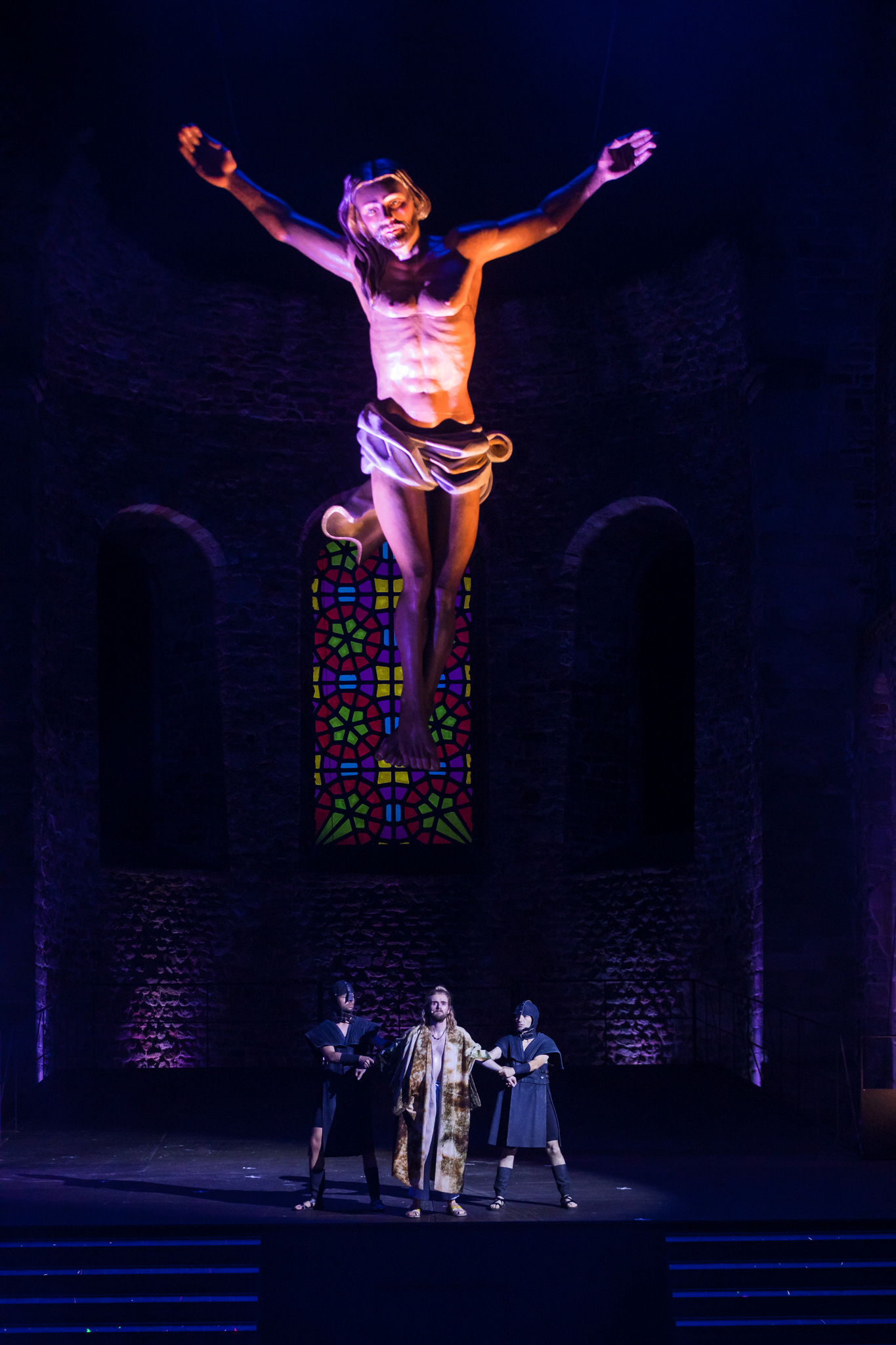 der gefangene Andreas Bongard (Jesus von Nazareth) mit Soldaten während der Medienprobe zum Musical „Jesus Christ Superstar” bei den 72. Bad Hersfelder Festspielen am 29. Juni 2023 in der Stiftsruine Bad Hersfeld / Hessen / Deutschland