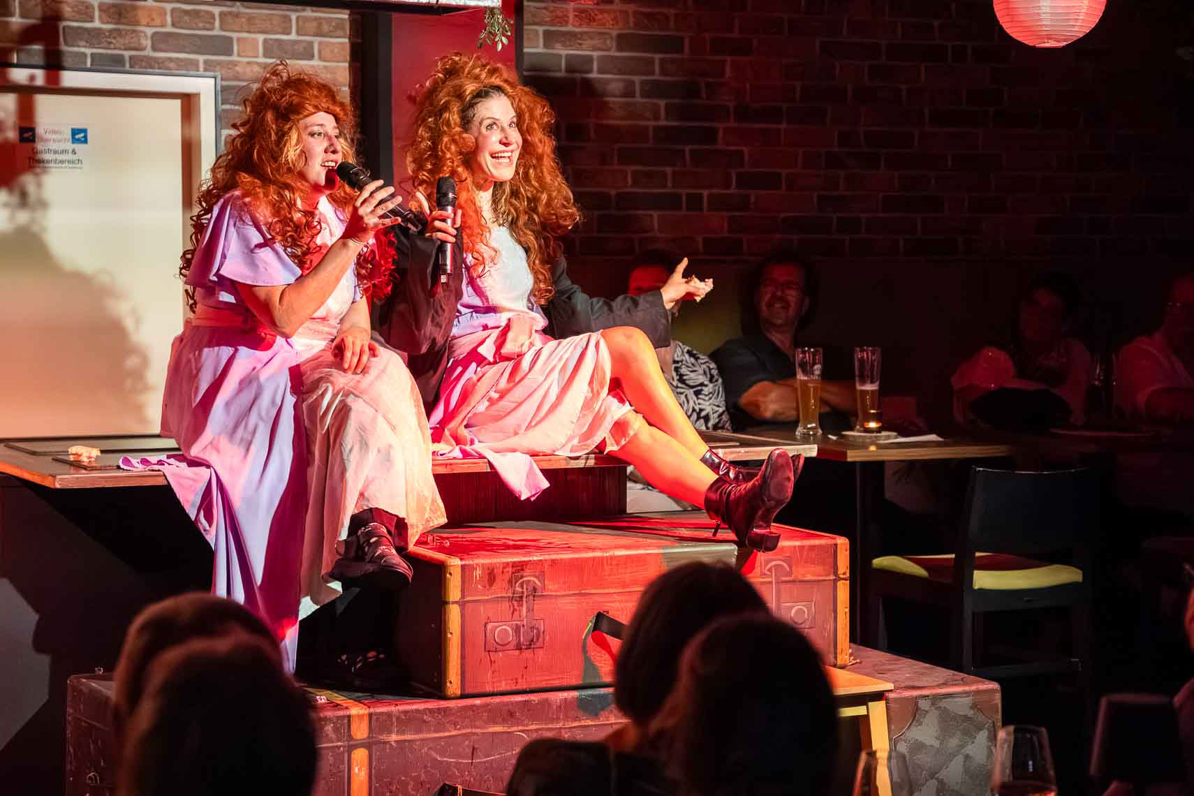 Silke Buchholz (Alberta) und Antonia Schirmeister (Elli) während der Premiere von „Titanic - Schöne Menschen spielen große Gefühle“ bei den 74. Bad Hersfelder Festspiele im Konrads im Schilde-Park, aufgenommen am 14. August 2025 in Bad Hersfeld (Hessen).
