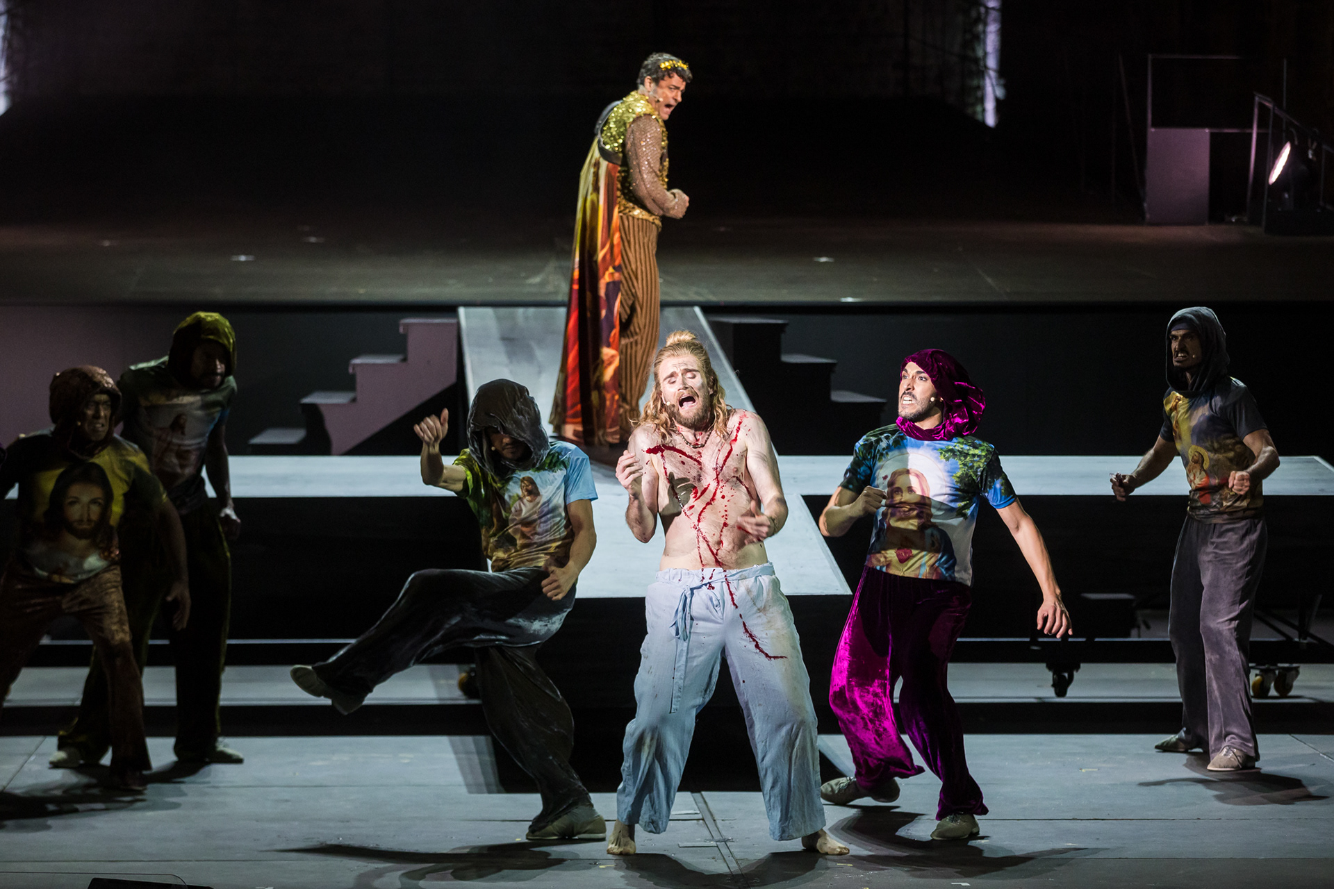 Frank Josef Winkels (Pontius Pilatus) mit Andreas Bongard (Jesus von Nazareth) während der Medienprobe zum Musical „Jesus Christ Superstar” bei den 72. Bad Hersfelder Festspielen am 29. Juni 2023 in der Stiftsruine Bad Hersfeld / Hessen / Deutschland