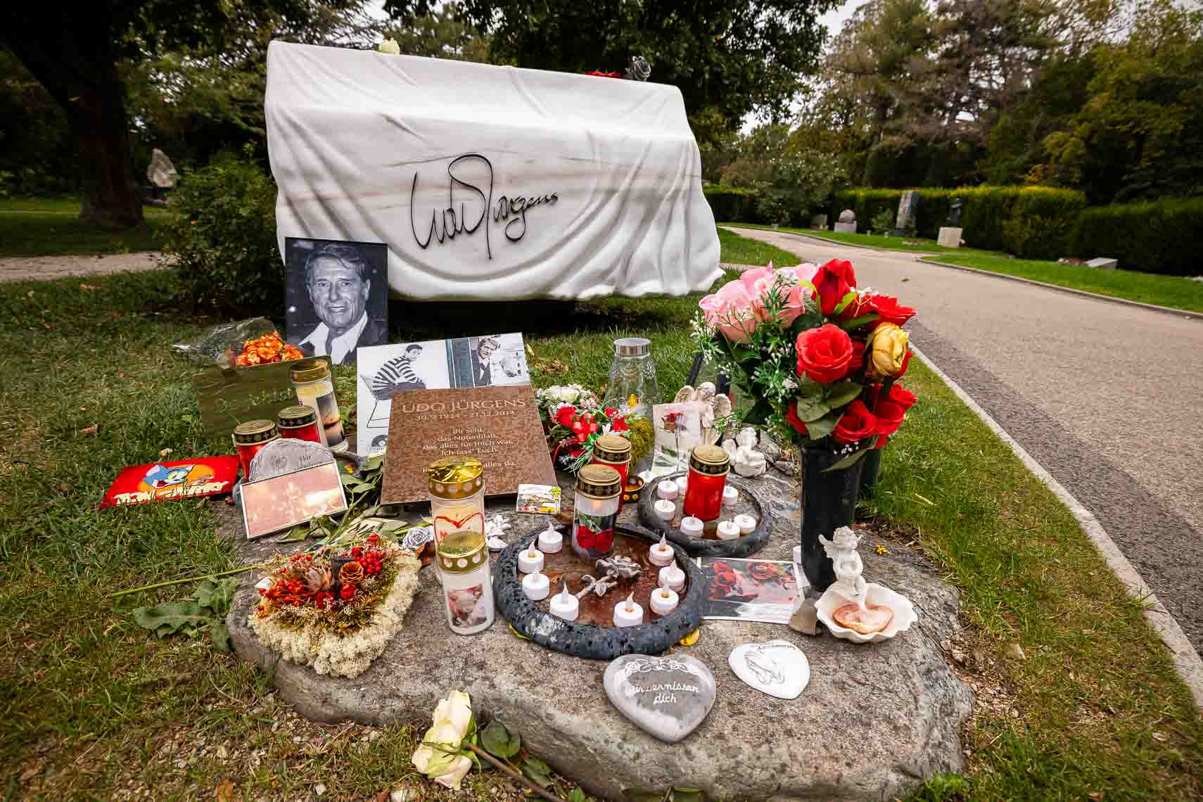 Grabstätte von Udo Jürgens (1934 - 2014) auf dem Zentralfriedhof Wien in Gruppe 33 G, Platz 85. Sein Ehrengrab wurde von seinem Bruder, Manfred Bockelmann, gestaltet und trägt die Inschrift „Ich lass' euch alles da“ aus seinem Liedtext. Die Urne ist in der Form eines Klaviers aus Laaser Marmor eingelassen.