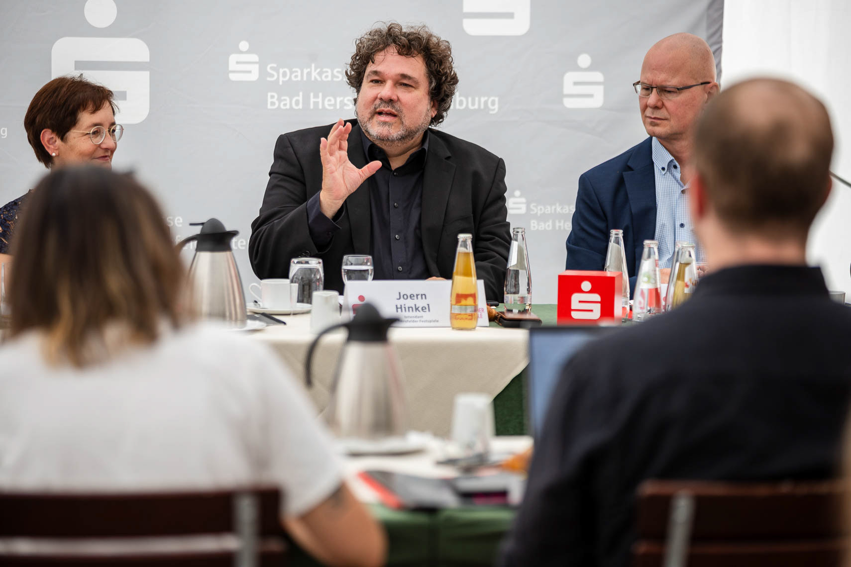 Abschlusspressekonferenz der 74. Bad Hersfelder Festspiele, Anke Hofmann (Bürgermeisterin der Stadt Bad Hersfeld), Joern Hinkel (Intendant der Bad Hersfelder Festspiele), Jörg Klinge (Geschäftsführer der Kulturstiftung Hessen-Thüringen und Vertreter des Sparkassen- und Giroverbandes Hessen-Thüringen), aufgenommen am 13. August 2025 in Bad Hersfeld (Hessen).