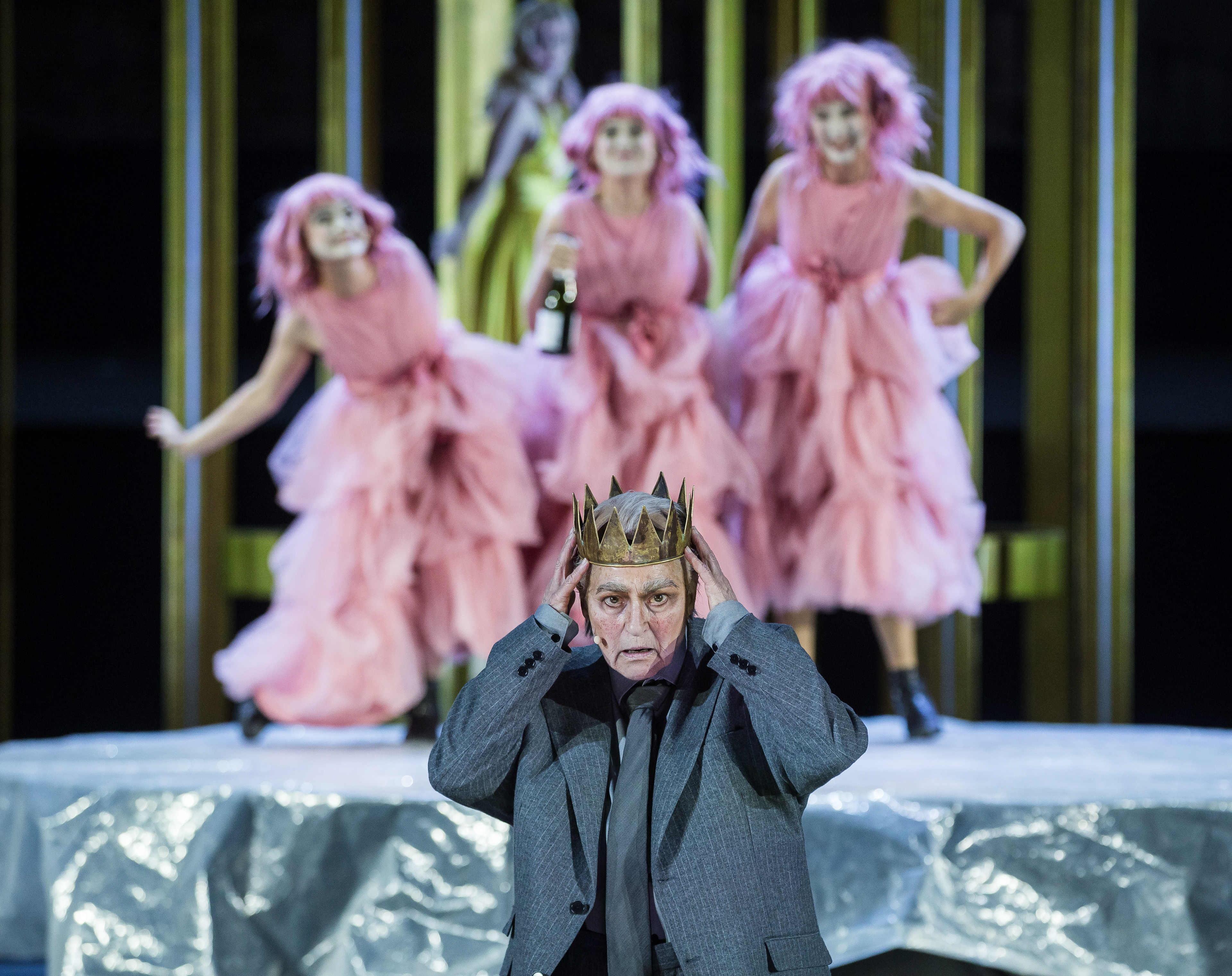 Charlotte Schwab (König Lear), dahinter die Närrinnen und Katrin Röver (Goneril) während der Medienprobe zu „König Lear” bei den 72. Bad Hersfelder Festspiele am 28. Juni 2023 in der Stiftsruine Bad Hersfeld / Hessen / Deutschland
