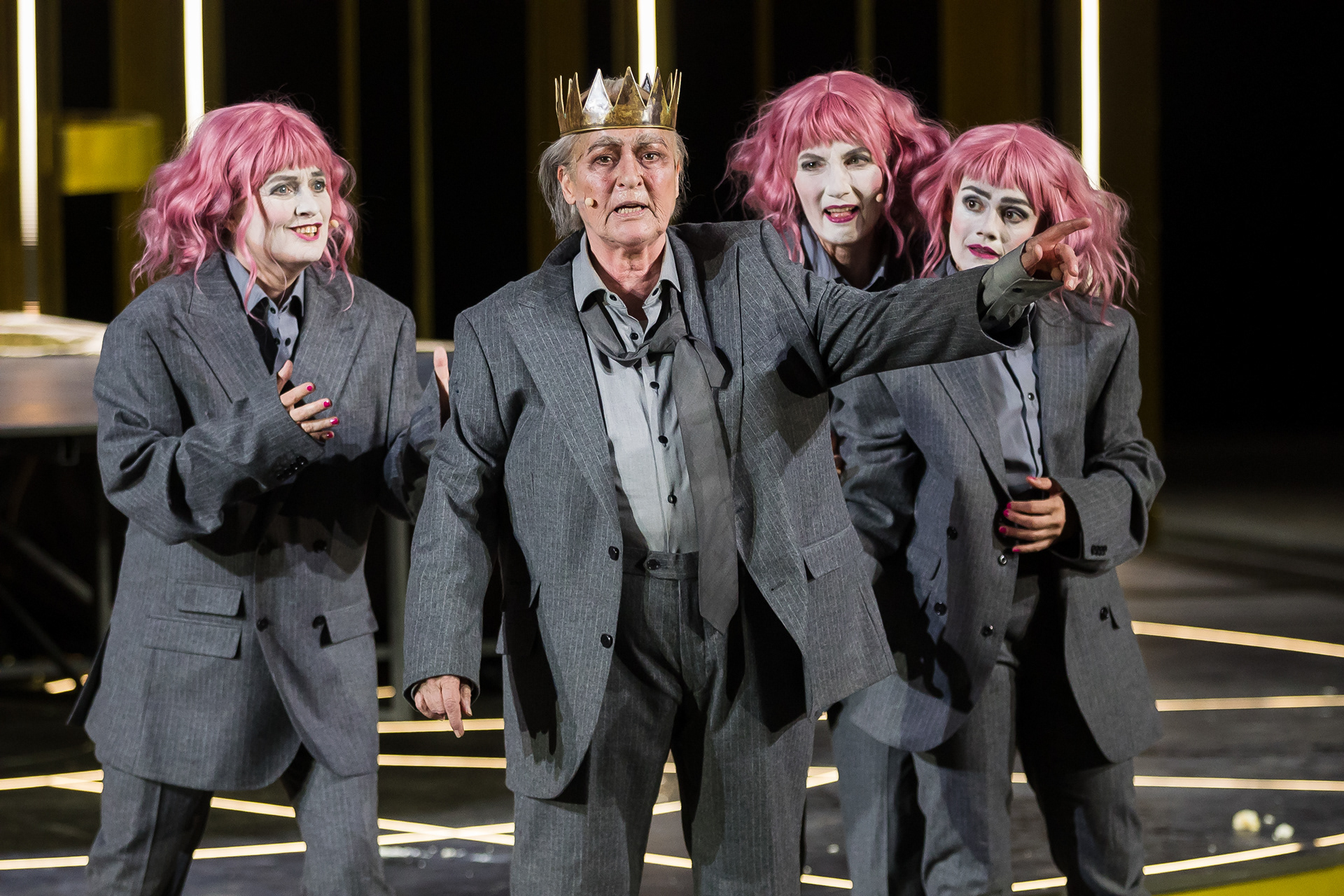 Beatrix Doderer (Närrin) mit Charlotte Schwab (König Lear), Bettina Hauenschild (Närrin) und Anna Graenzer (Närrin) während der Medienprobe zu „König Lear” bei den 72. Bad Hersfelder Festspiele am 28. Juni 2023 in der Stiftsruine Bad Hersfeld / Hessen / Deutschland