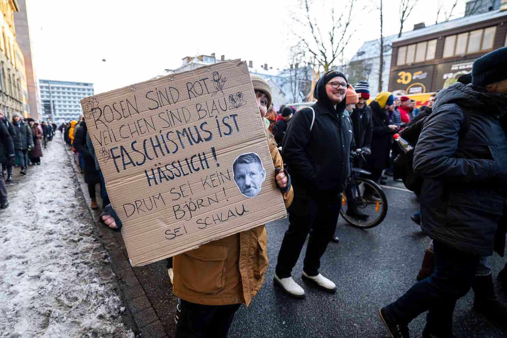 Rund 15.000 Menschen versammelten sich vor dem Staatstheater am Friedrichsplatz zu einer Kundgebung gegen Rechtsextremismus und die AfD. Die vom Bündnis “Kassel steht zusammen” organisierte Demonstration übertraf die ursprünglich angemeldeten 1.000 Teilnehmer um das 15-fache. Oberbürgermeister Sven Schoeller (Grüne) betonte in seiner Rede die Bedeutung der Demokratie und der Unantastbarkeit der Menschenwürde. Die friedliche Demonstration war Teil der bundesweiten Protestwelle gegen die durch die Correctiv-Recherche bekannt gewordenen Deportationspläne von Rechtsextremen. 20. Januar 2024, Kassel / Hessen / Deutschland