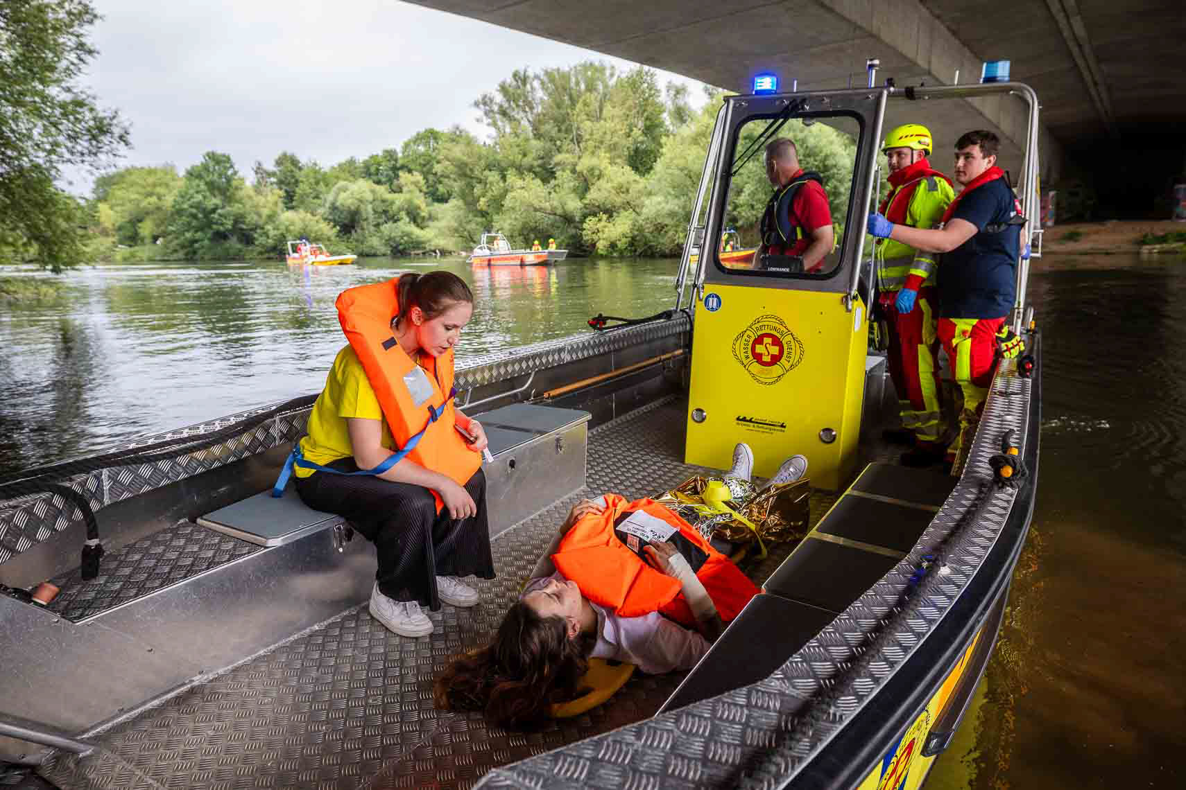 Einsatzkräfte der ASB-Wasserrettung proben auf und an der Fulda unter realistischen Bedingungen den Ernstfall: Im Rahmen der dritten ASB-Bundesübung trainieren über 900 Helferinnen und Helfer aus ganz Deutschland gemeinsam mit Partnerorganisationen wie DRK und Johanniter-Unfall-Hilfe verschiedene Katastrophenszenarien. Für das leibliche Wohl sorgt das Weiße Kreuz Südtirol mit einer mobilen Großküche. Ziel der Übung ist es, Abläufe zu optimieren und die Zusammenarbeit im Bevölkerungsschutz zu stärken, aufgenommen am 27. Juni 2025 in Kassel (Hessen).