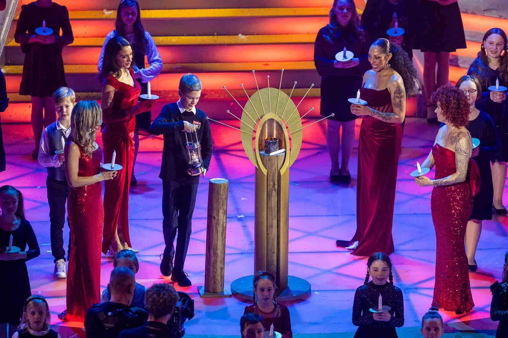 No Angels  (Sandy Mölling, Nadja Benaissa, Jessica Wahls, Lucy Diakovska) bmit Friedenslicht-Kind bei der TV-Show "Das Adventsfest der 100.000 Lichter" im Congress Centrum Suhl, Deutschland, 29. November 2025.