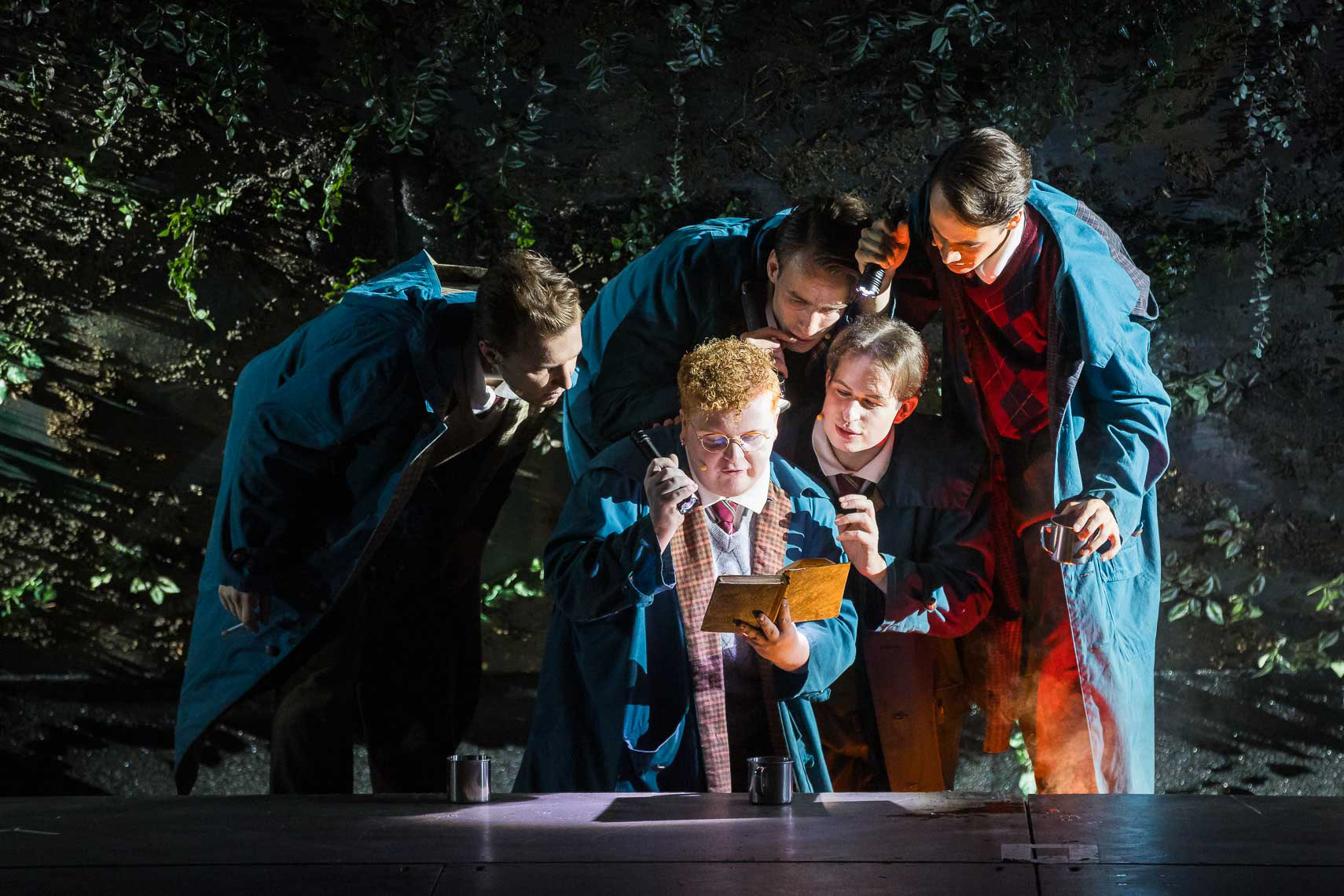 Luke Bischof (als Charlie Dalton) mit Till Timmermann (als Neil Perry), Nils Eric Müller (als Steven Meeks) Fabian Hanis (als Knox Overstreet) während der Generalprobe zum „Club der Toten Dichter” bei den 72. Bad Hersfelder Festspiele in der Stifttsruine.
