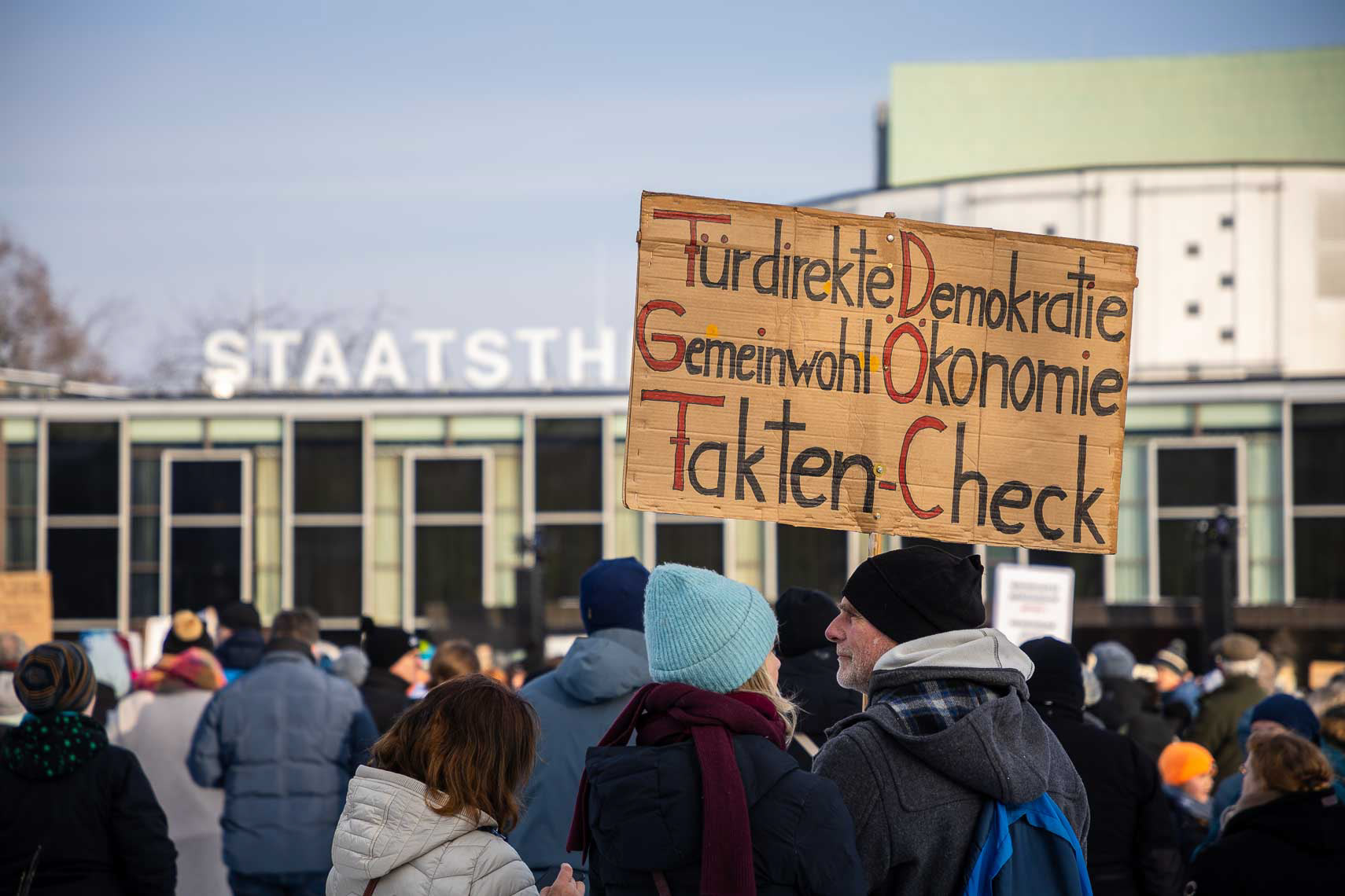 Rund 15.000 Menschen versammelten sich vor dem Staatstheater am Friedrichsplatz zu einer Kundgebung gegen Rechtsextremismus und die AfD. Die vom Bündnis “Kassel steht zusammen” organisierte Demonstration übertraf die ursprünglich angemeldeten 1.000 Teilnehmer um das 15-fache. Oberbürgermeister Sven Schoeller (Grüne) betonte in seiner Rede die Bedeutung der Demokratie und der Unantastbarkeit der Menschenwürde. Die friedliche Demonstration war Teil der bundesweiten Protestwelle gegen die durch die Correctiv-Recherche bekannt gewordenen Deportationspläne von Rechtsextremen. 20. Januar 2024, Kassel / Hessen / Deutschland