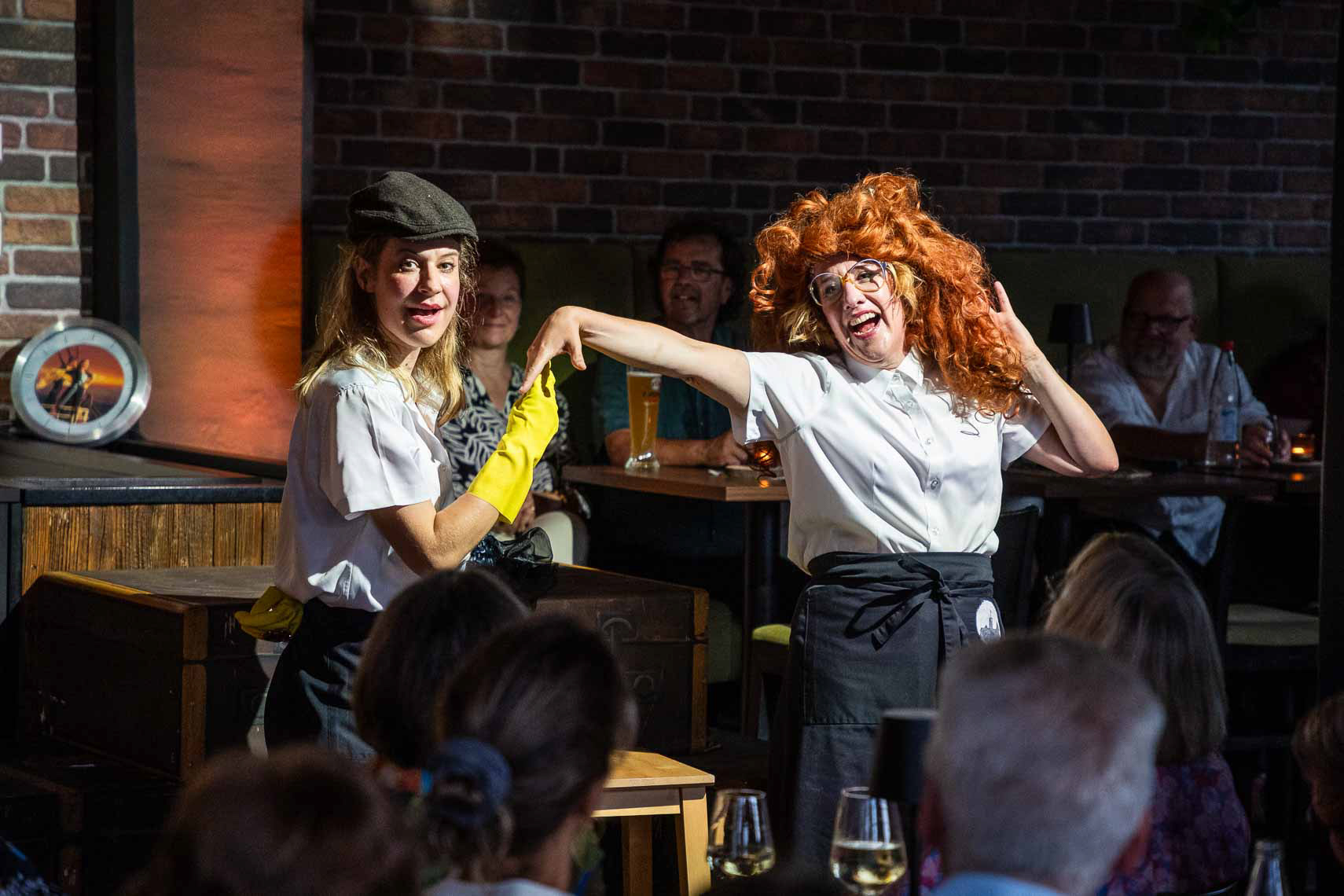 Antonia Schirmeister (Elli) und Silke Buchholz (Alberta) während der Premiere von „Titanic - Schöne Menschen spielen große Gefühle“ bei den 74. Bad Hersfelder Festspiele im Konrads im Schilde-Park, aufgenommen am 14. August 2025 in Bad Hersfeld (Hessen).