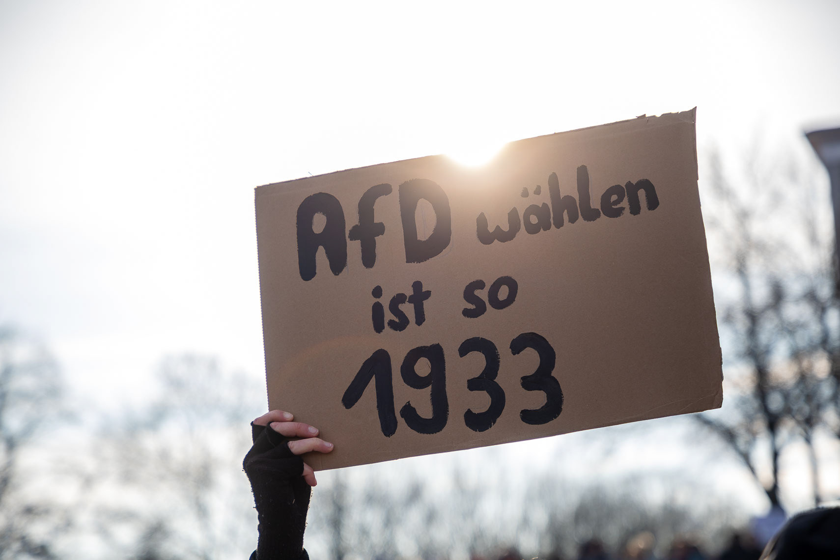 Rund 15.000 Menschen versammelten sich vor dem Staatstheater am Friedrichsplatz zu einer Kundgebung gegen Rechtsextremismus und die AfD. Die vom Bündnis “Kassel steht zusammen” organisierte Demonstration übertraf die ursprünglich angemeldeten 1.000 Teilnehmer um das 15-fache. Oberbürgermeister Sven Schoeller (Grüne) betonte in seiner Rede die Bedeutung der Demokratie und der Unantastbarkeit der Menschenwürde. Die friedliche Demonstration war Teil der bundesweiten Protestwelle gegen die durch die Correctiv-Recherche bekannt gewordenen Deportationspläne von Rechtsextremen. 20. Januar 2024, Kassel / Hessen / Deutschland
