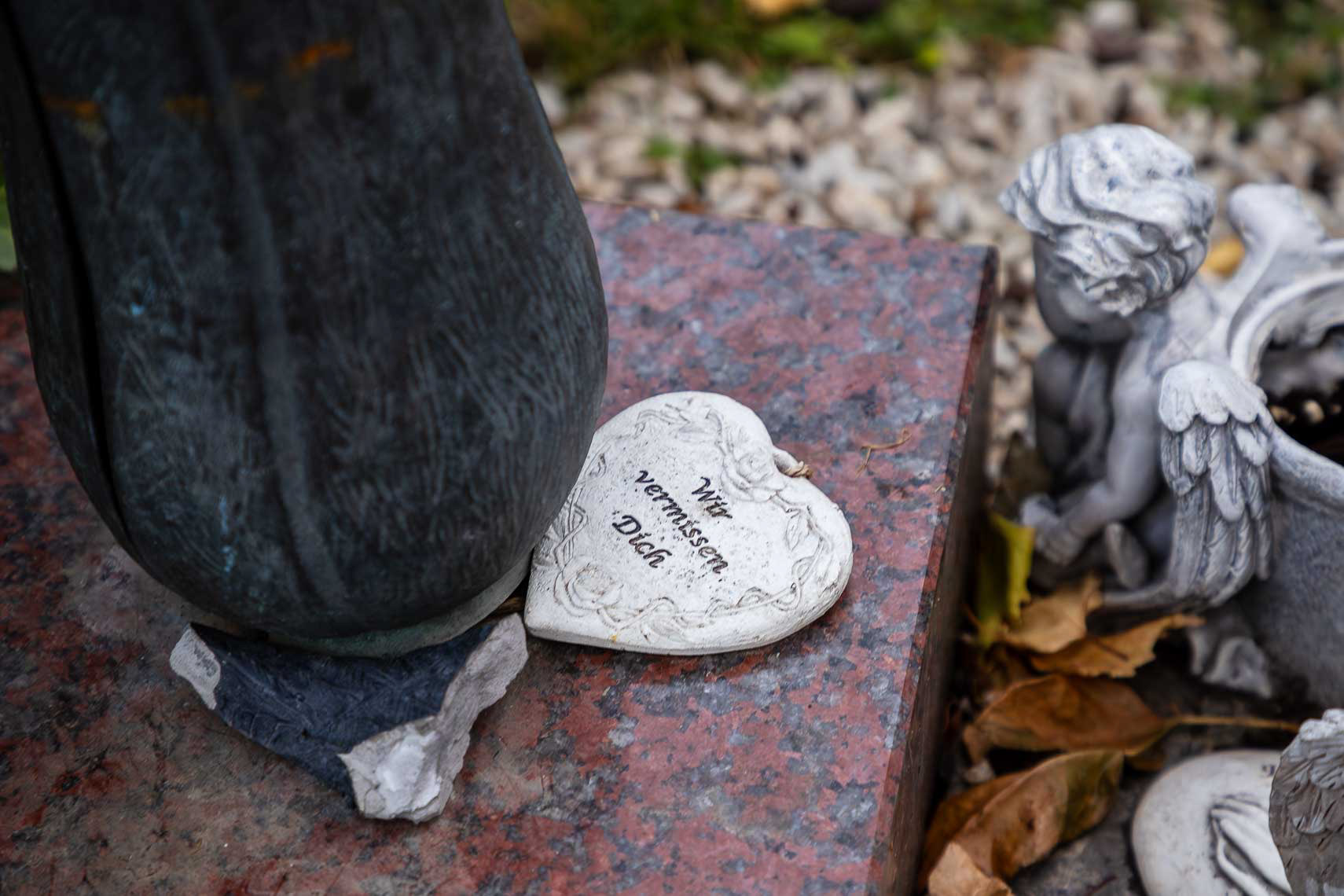 Ehrengrab von Musiker Hans Hölzel alias Falco (1957 - 1998) in Gruppe 40, Nr. 64 auf dem Zentralfriedhof Wien. Beigesetzt wurde er unter anderem in einem Versace-Hemd, zu den Klängen des 1985 von ihm gesungenen Bob-Dylan-Songs „It's All Over Now, Baby Blue". Falcos Sarg trugen jene Wiener Motorrad-Rocker, die 1985 im Video "Rock me Amadeus" mitgespielt hatten. Darauf lag der Mantel, den er in diesem Video getragen hatte. Tausende Menschen kamen zum Begräbnis. Die Idee, der Entwurf, die Planung und auch die Ausführung der steinernen Teile des Falco-Grabmales stammen von Erwin Zechmeister, Steinmetz in Hollabrunn. Die Glasplatte aus Panzerglas wurde in Tschechien hergestellt. Finanziert wurde das Grabmal von Falcos Freund, dem Geschäftsmann Ronald Seunig (Excalibur City). Kostenpunkt umgerechnet ca. 20 000 Euro. Die Aufstellung erfolgte 1999. Das Grabmal besteht aus drei Teilen: Falco - der Künstler (Obelisk), Falco - das Werk (Glasplatte), Falco - der Mensch (Säule). Neben dem Grab befindet sich eine Sitzbank für die Pilger, die neben ihm vorgesehenen letzten Ruhestätten werden nicht mehr belegt werden.