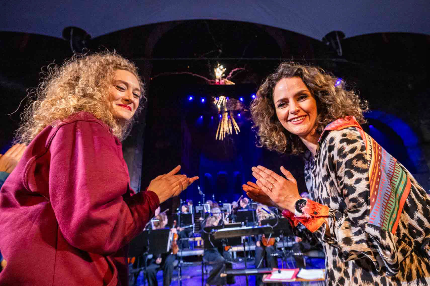 Alicja Rosinski und Olivia Grassner beim Feuerwerk