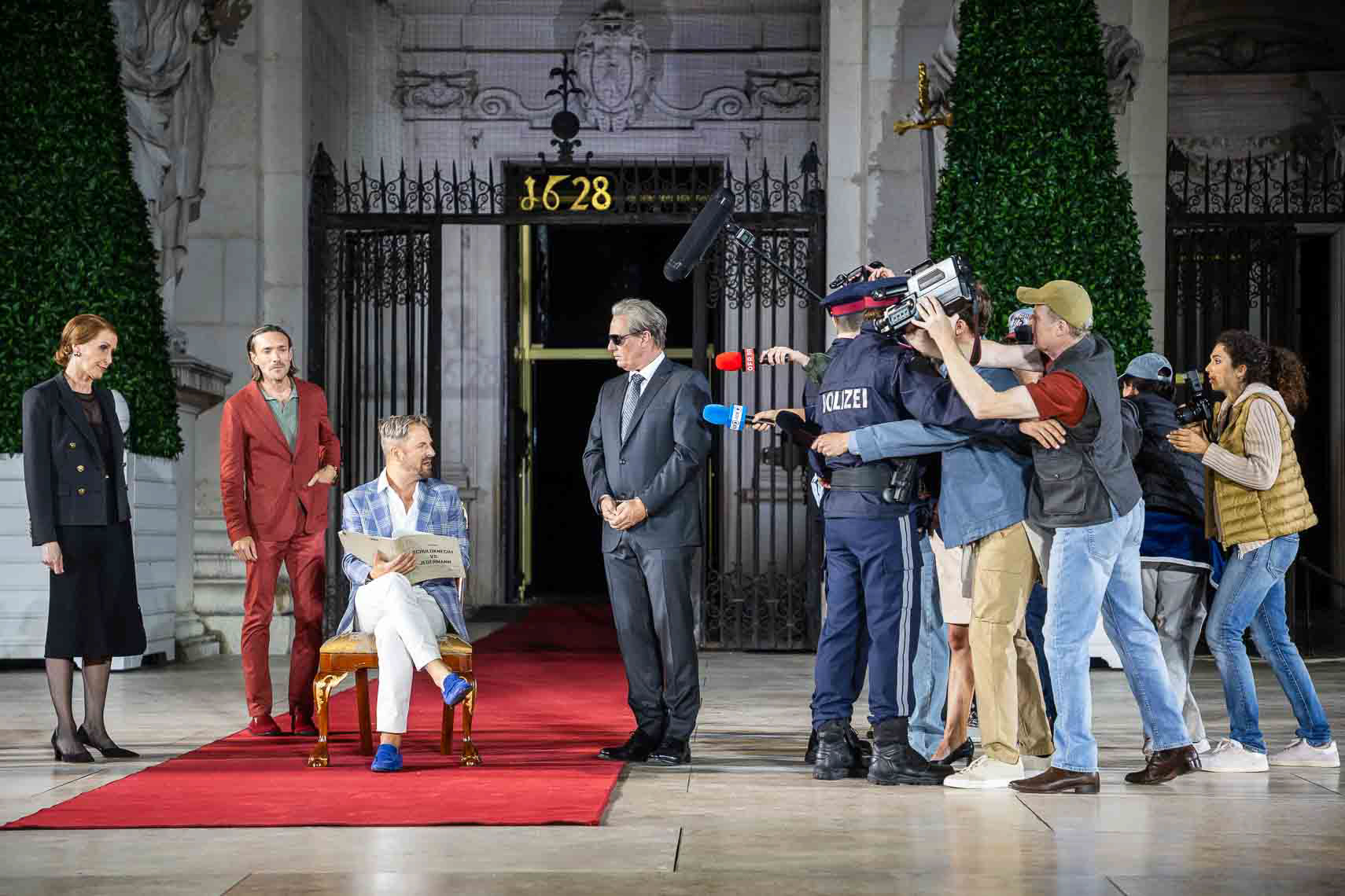 Nicole Beutler (Des Schuldknechts Weib), Christoph Luser (Jedermanns guter Gesell), Philipp Hochmair (Jedermann) und Arthur Klemt (Ein Schuldknecht) und die Presse während der Generalprobe zu "Jedermann - Das Spiel vom Sterben des Reichen Mannes" von Hugo von Hofmannsthal (1874 - 1929) bei den Salzburger Festspielen 2024 am 17. Juli 2024 auf dem Domplatz Salzburg / Land Salzburg / Österreich