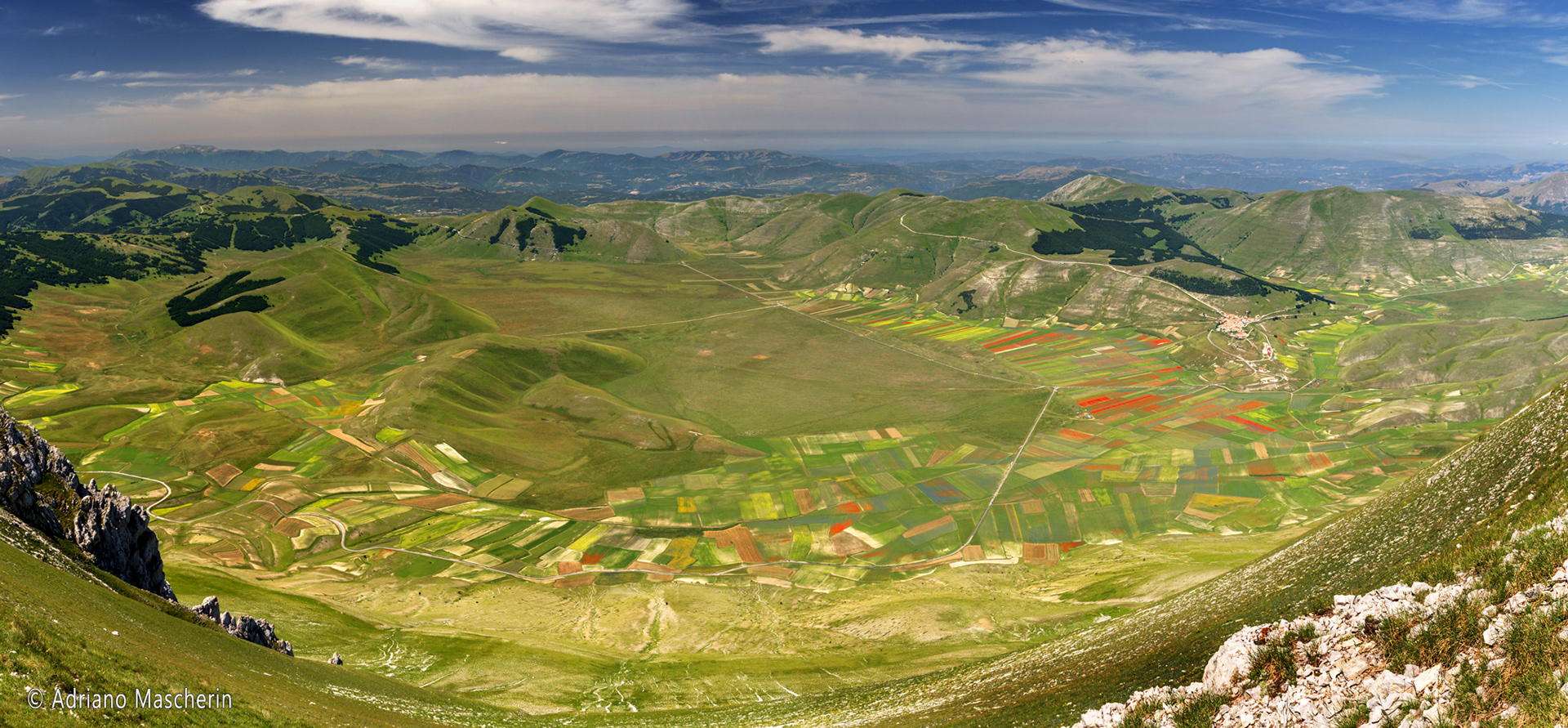 La conca di Castelluccio dal monte Redentore - The Castelluccio basin from Mount Redentore