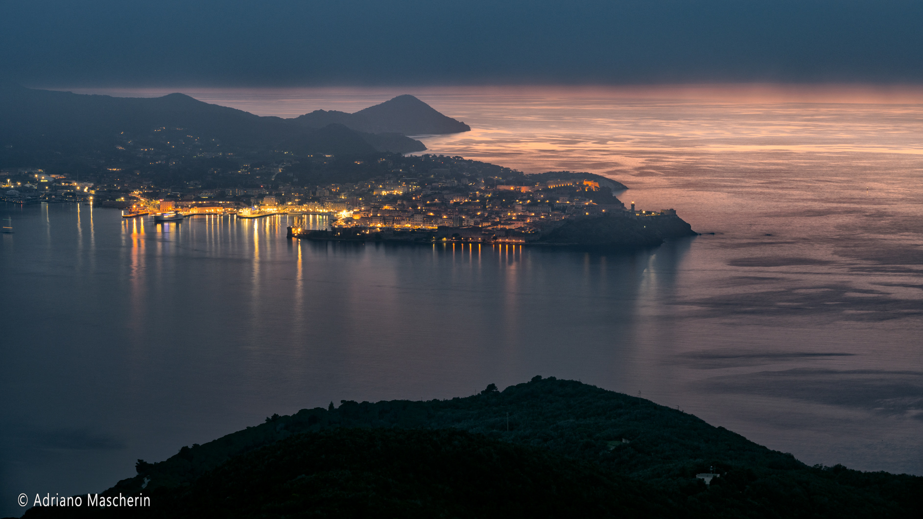 Crepuscolo su Portoferraio dal castello del Volterraio - Twilight on Portoferraio from the castle of Volterraio