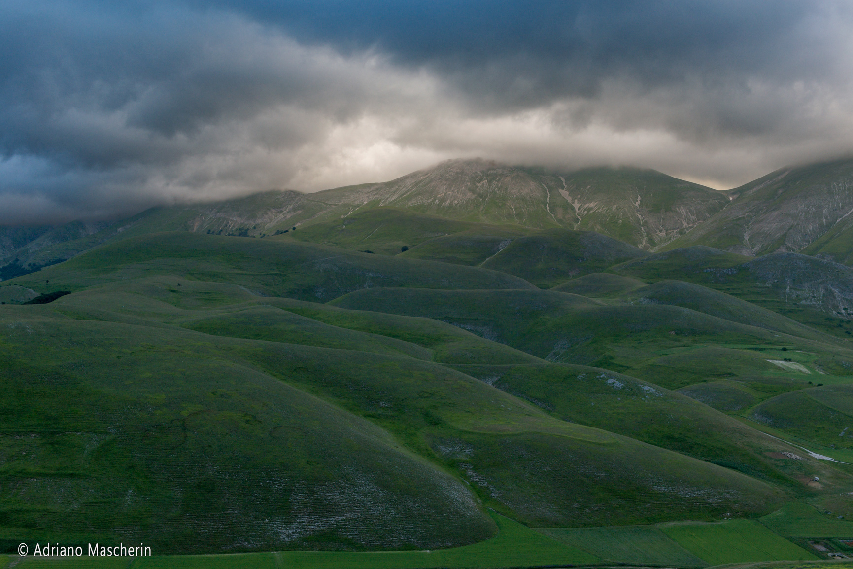 Verdi colline verso forcella Viola - Green hills towards the Viola fork