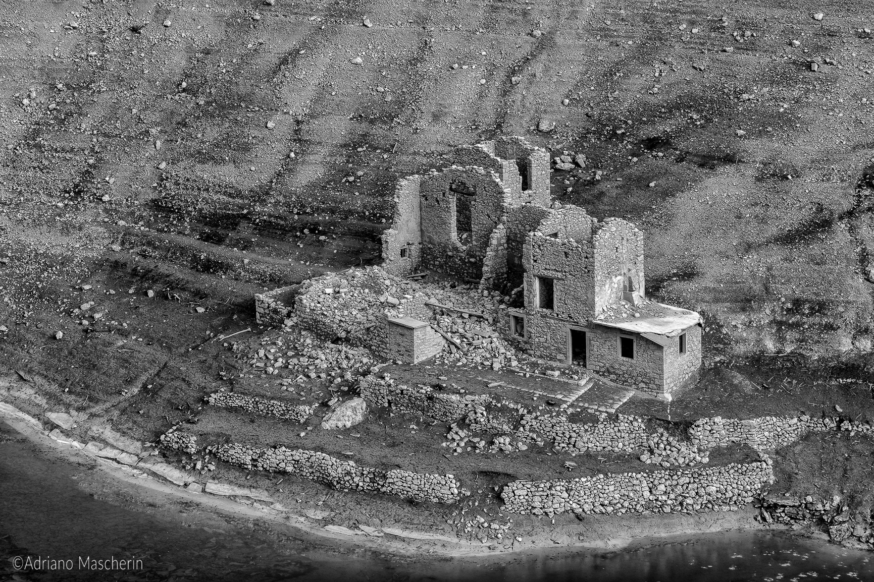 Casa emersa dal lago Selva - House emerged from the Selva lake