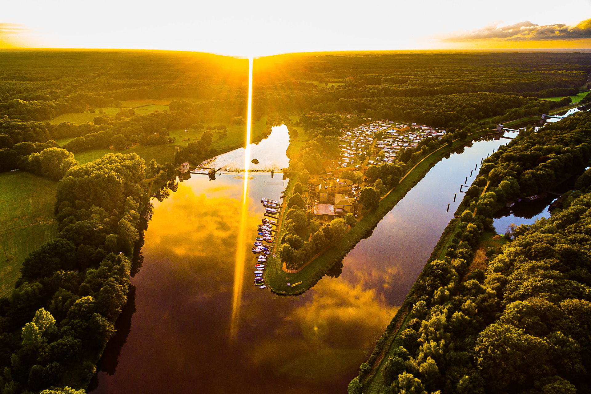 Blick auf die Ems in Hanekenfaehr bei Sonnenuntergang