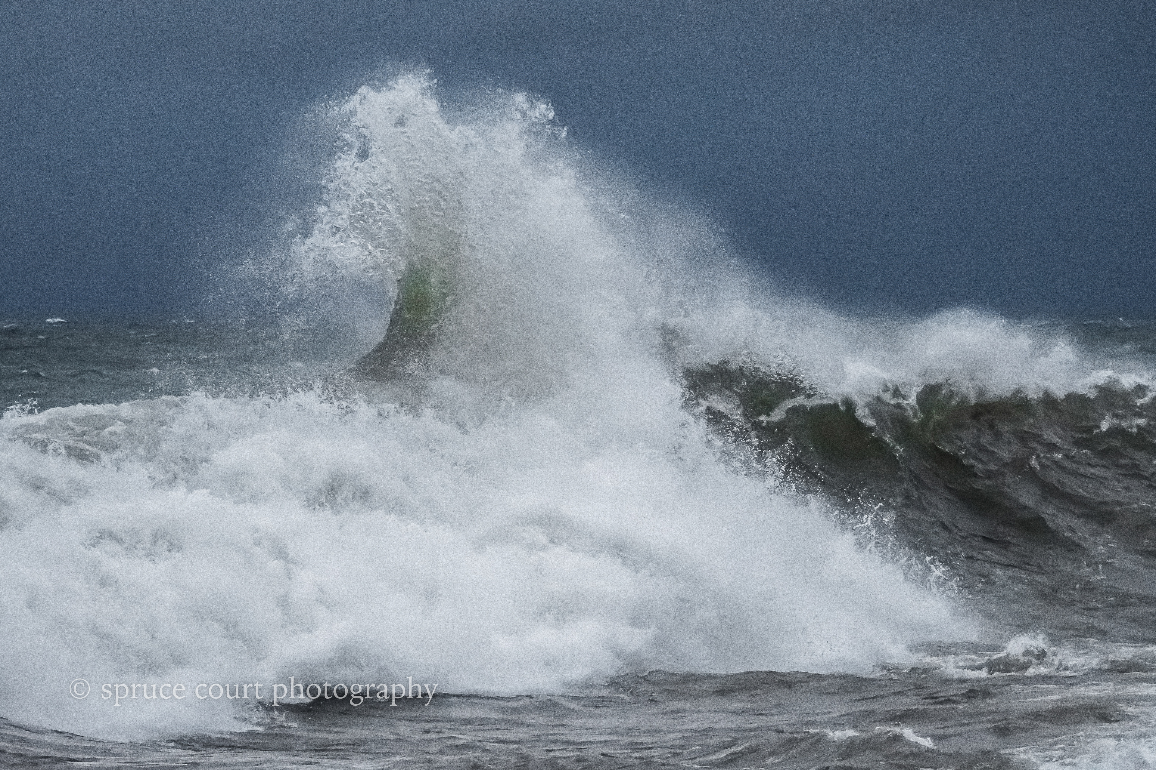 Spraying Waves 3 Color
