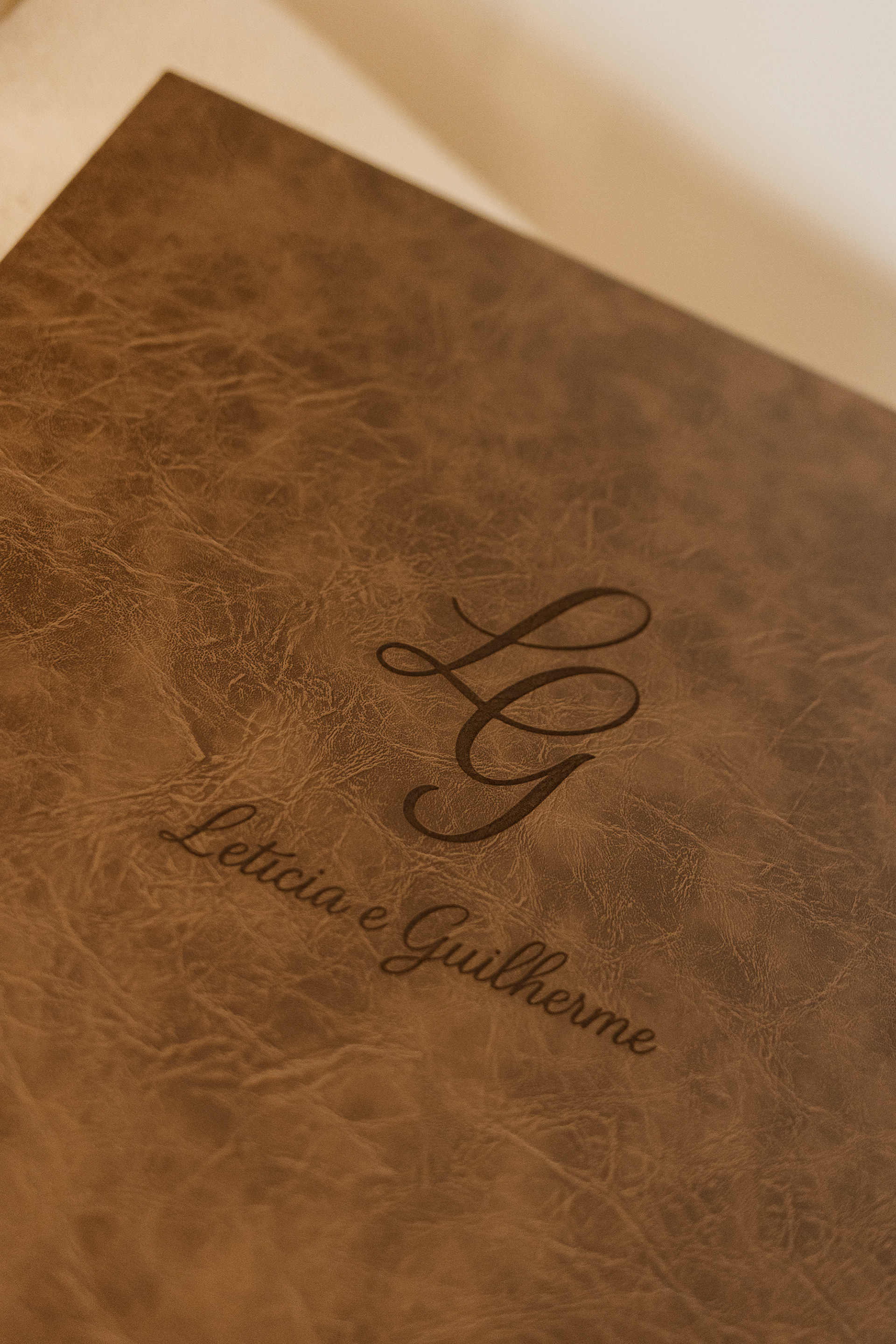 Álbum corino com gravção laser.