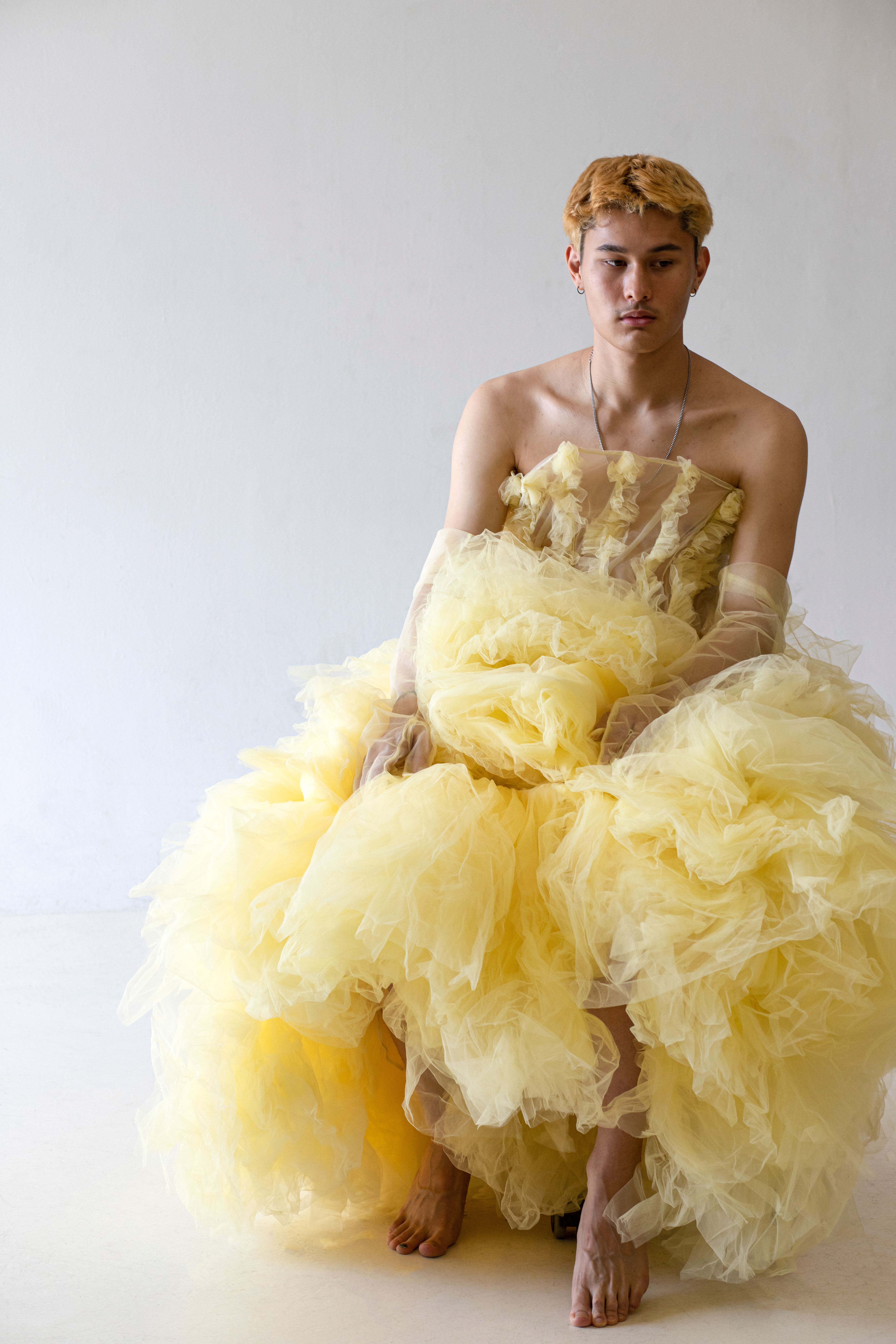 Voile en tulle, Weisheng Paris. Pantalon en polyester orange, Issey Miyake. © Aurélie Nydegger - Modèle Richard