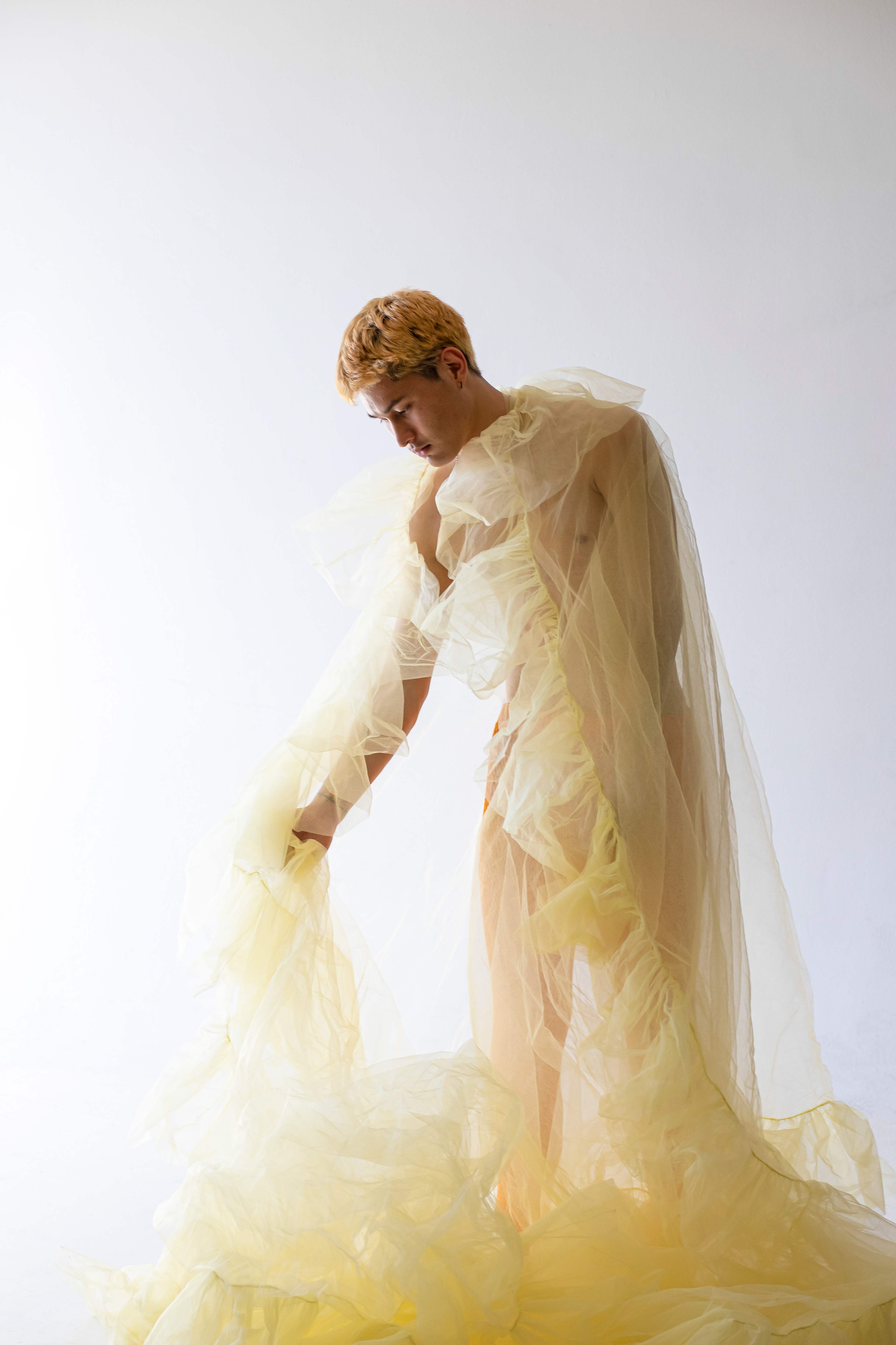 Voile en tulle, Weisheng Paris. Pantalon en polyester orange, Issey Miyake. © Aurélie Nydegger - Modèle Richard