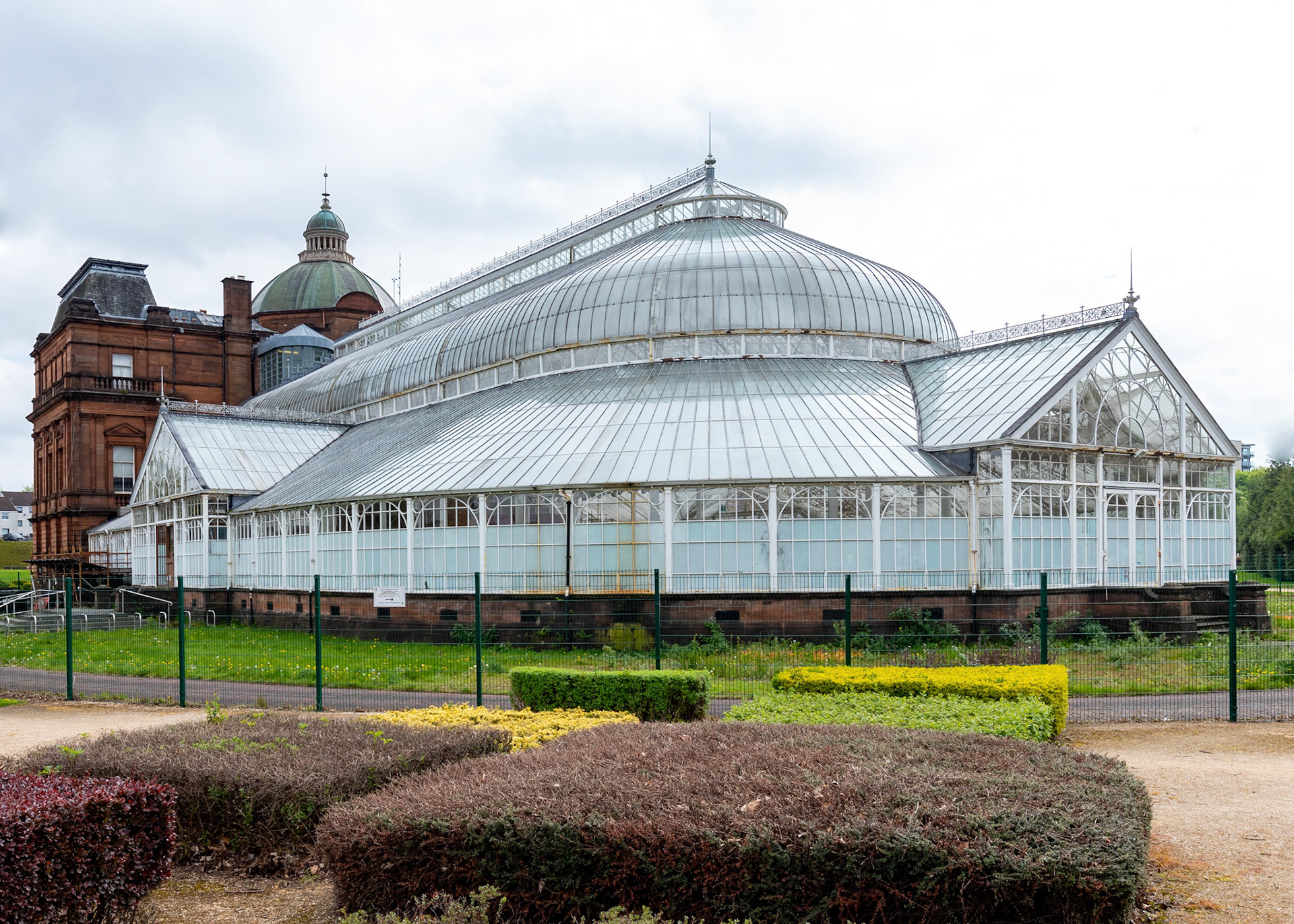 GLASGOW GREEN, PEOPLE'S PALACE MUSEUM AND WINTER GARDEN