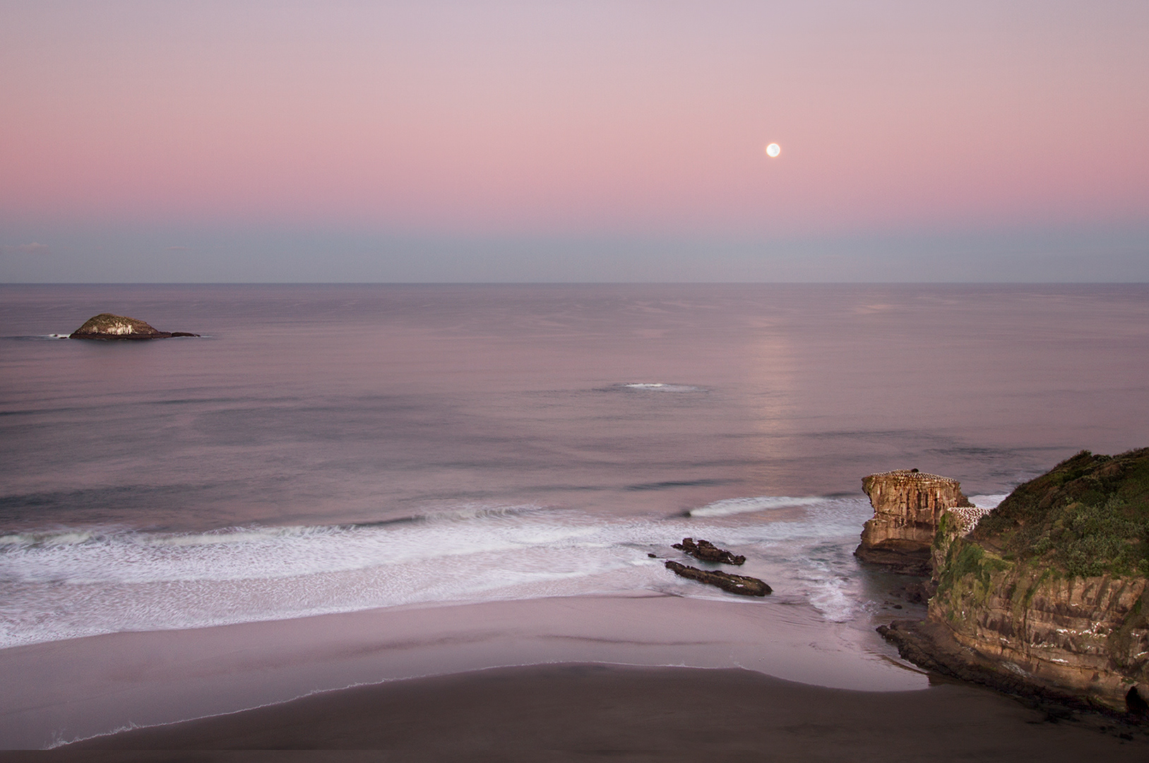 Moonrise at Muriwai