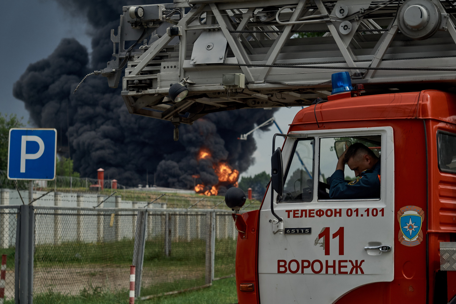 Extinguishing a complex fire at the Voronezh oil depot on the day of the rebellion of the PMC of Yevgeny Prigozhin
