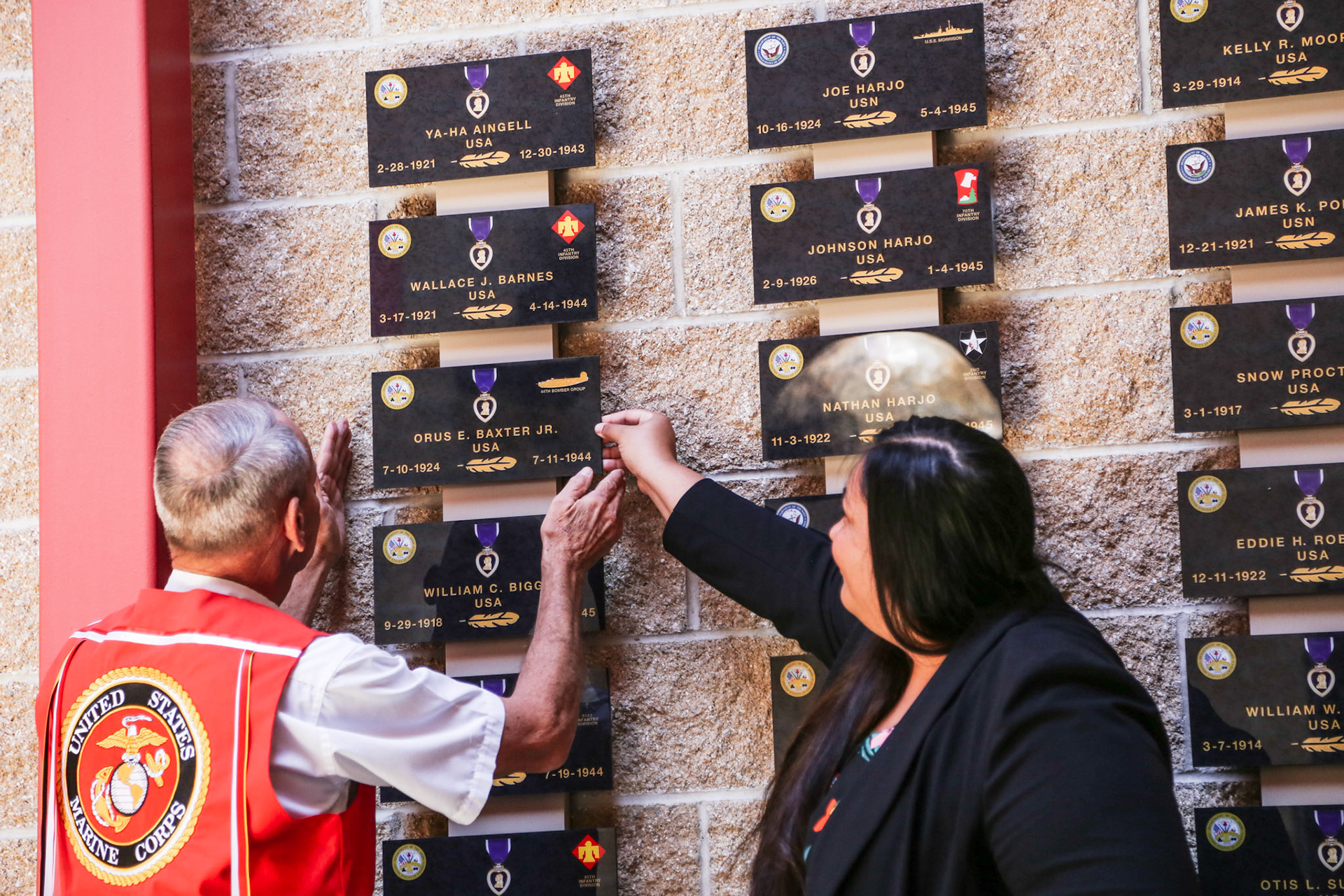 Muscogee (Creek) Nation Veterans Affairs Service Office Director Ken Davis (left) and MCN Cultural and Historic Preservation Office Manager RaeLynn Butler present the plaque for Muscogee (Creek) citizen Orus E. Baxter Jr. (Mvskoke Media)