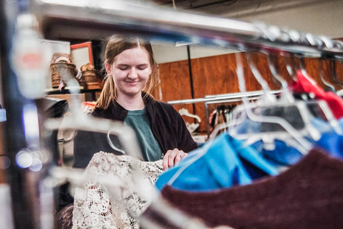 Jana Satzler hangs clothes at Shawnee's Salvation Army during OBU's annual One Body United community service event. (The Bison)