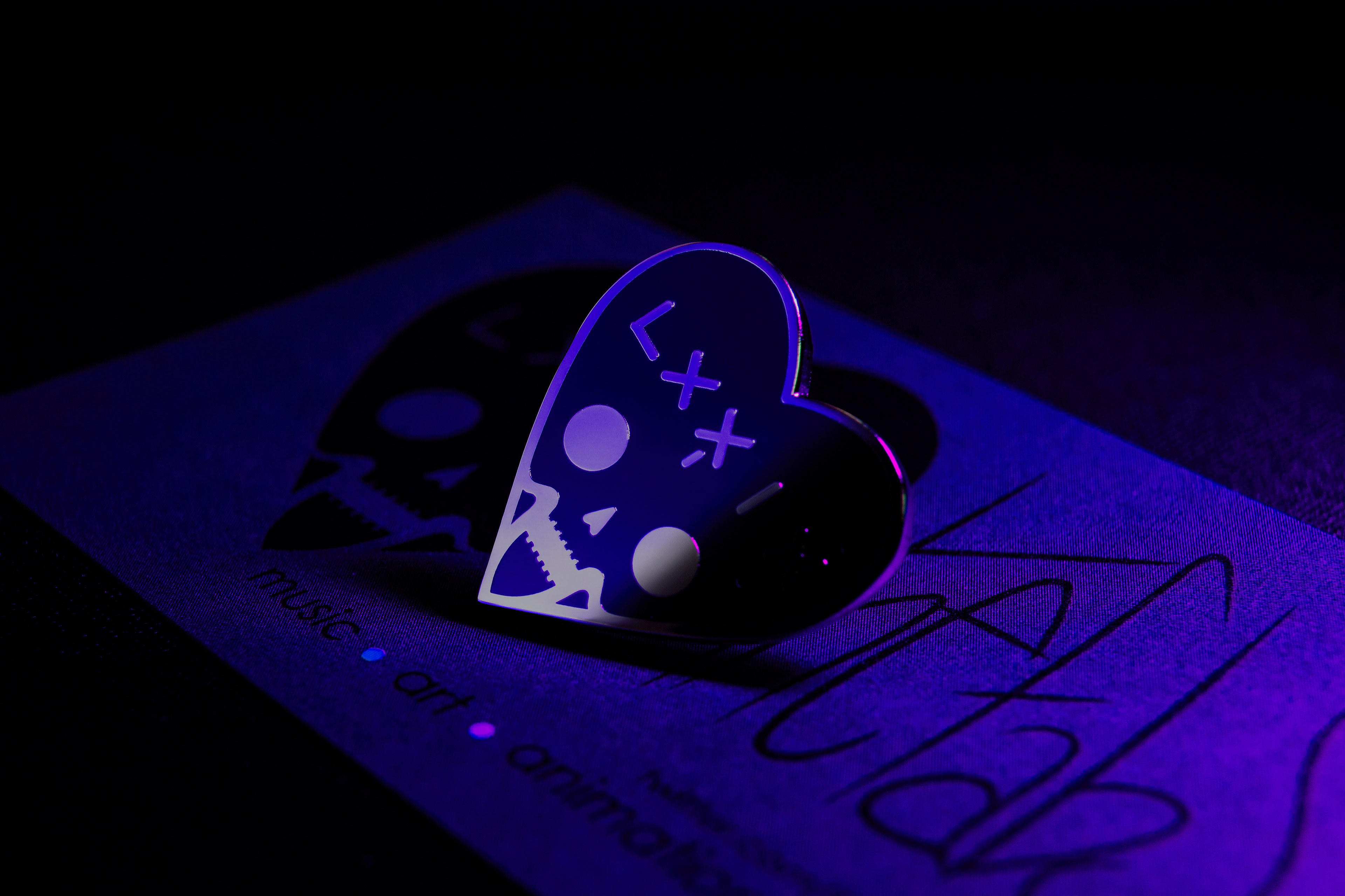 Composite picture of a pin for @TheFabs using 2 pictures with 2 different color gels.