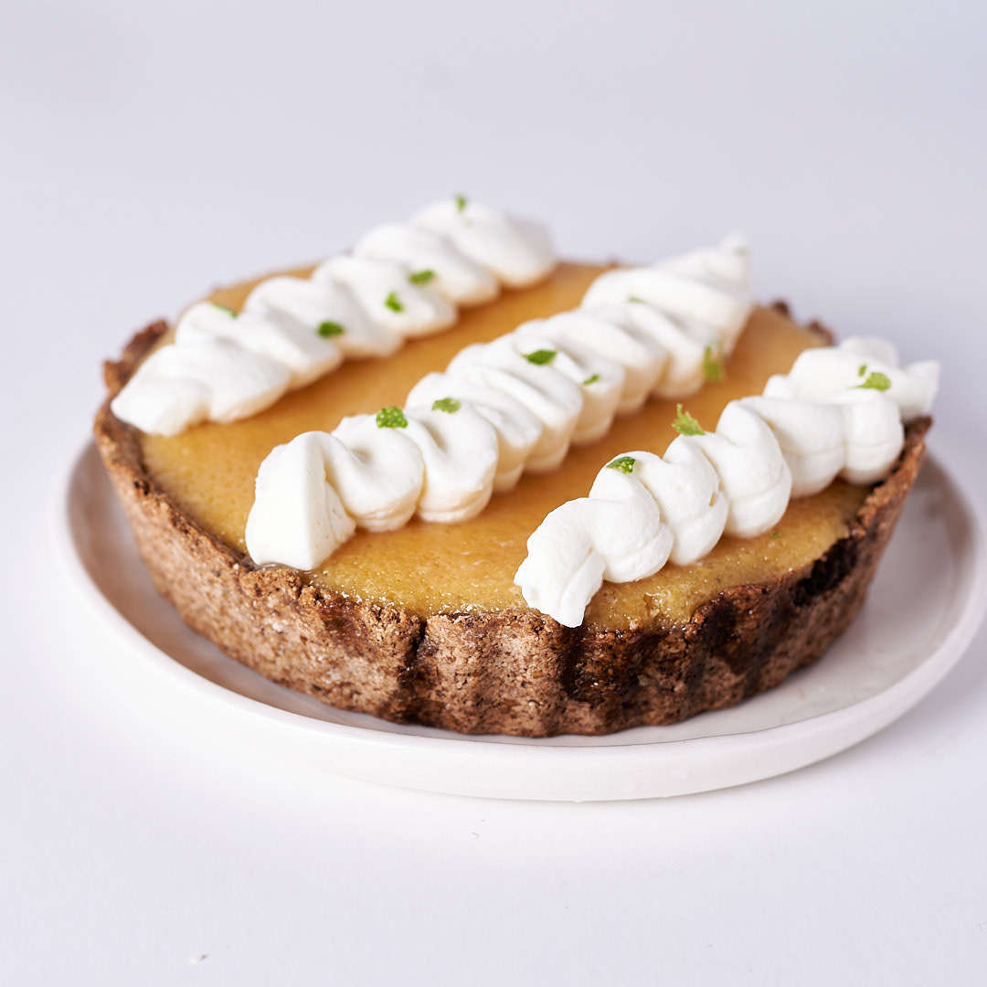 Key Lime Pie gluten free, sin tacc, con base de harina de coco y almendras , decorada con crema batida