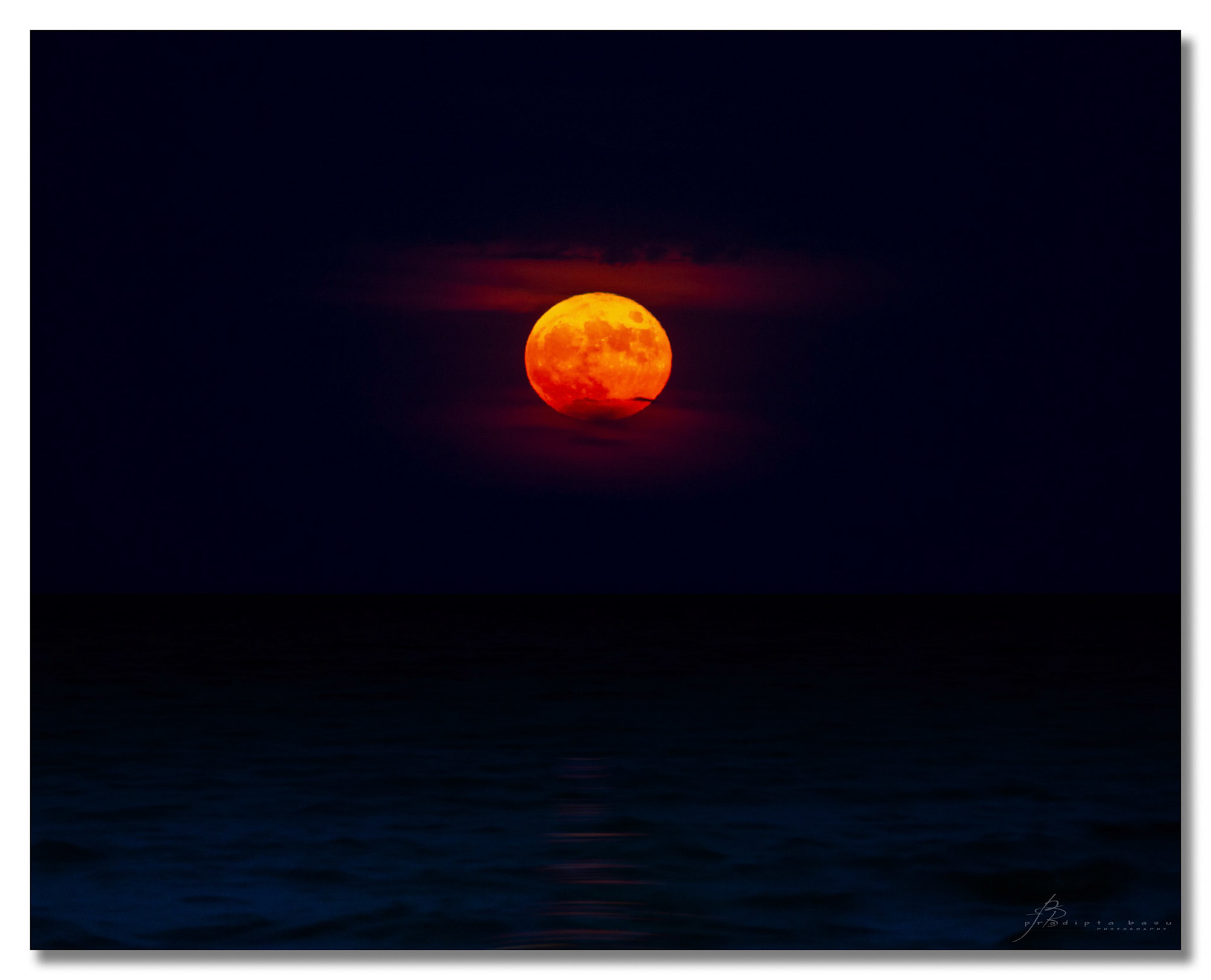 2021 Stawberry supermoon rise over lake Ontario