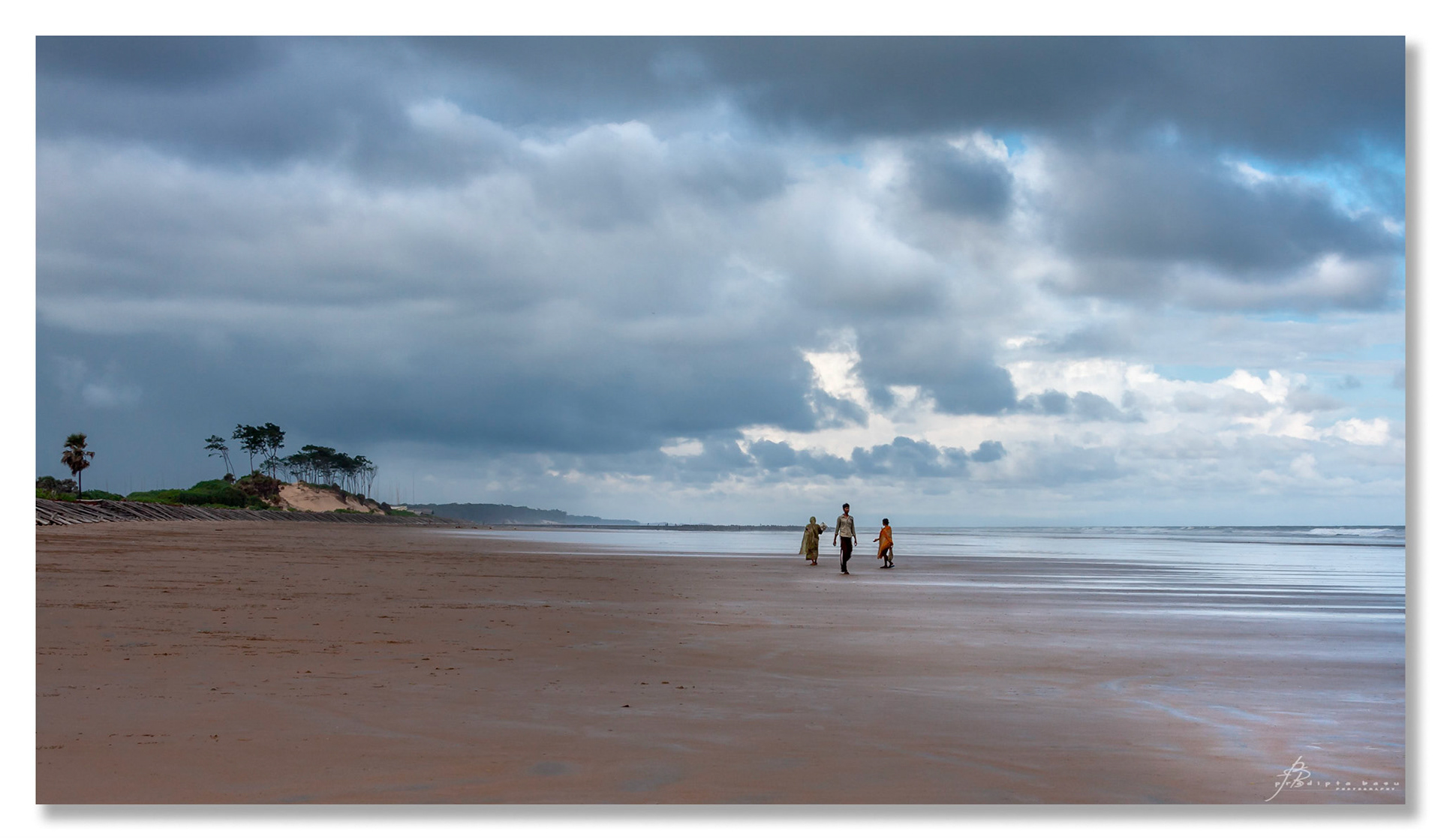 Away from the crowd and jostling in Digha, the Old Digha Sea Beach provides the seclusion to enjoy nature.