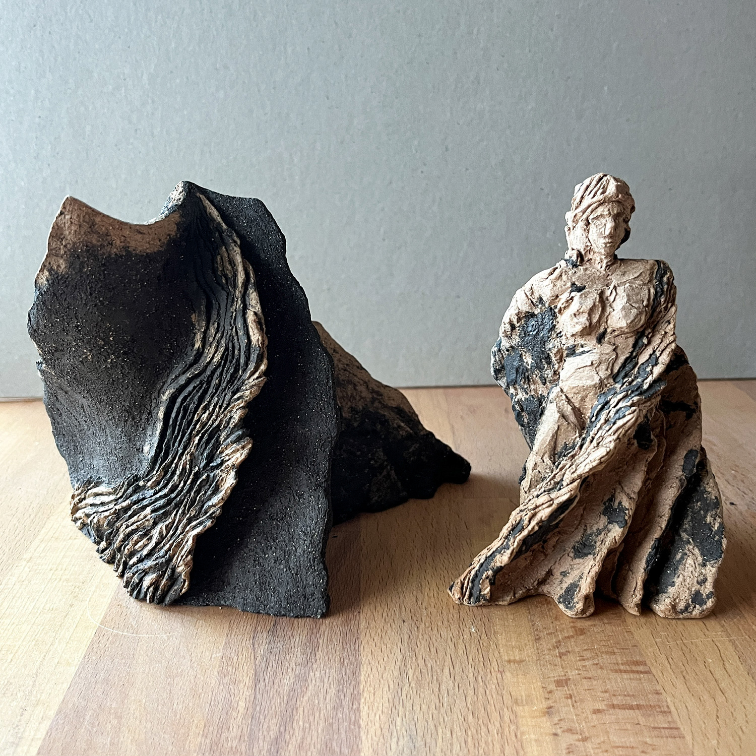 Venus Rock #11 og Venus Rocks Abstraction #04 2024 Keramikskulpturer af kunstner Lene Bach-Lauritsen